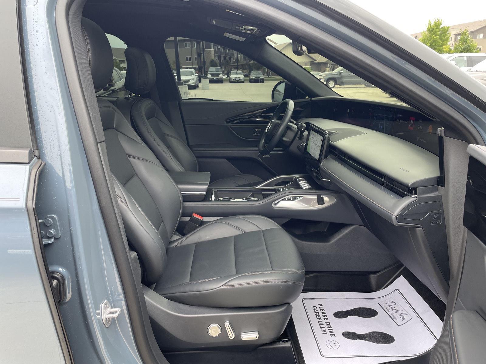 Vehicle photo 19