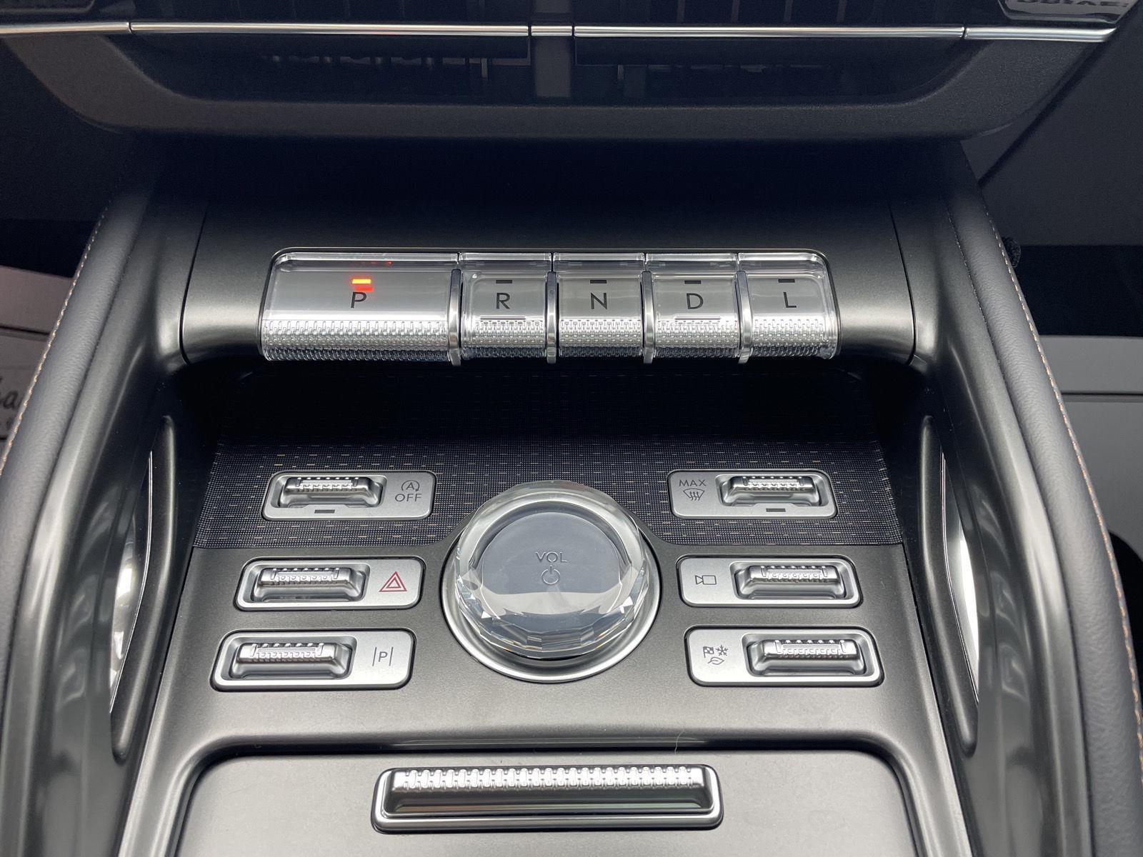 Vehicle photo 30