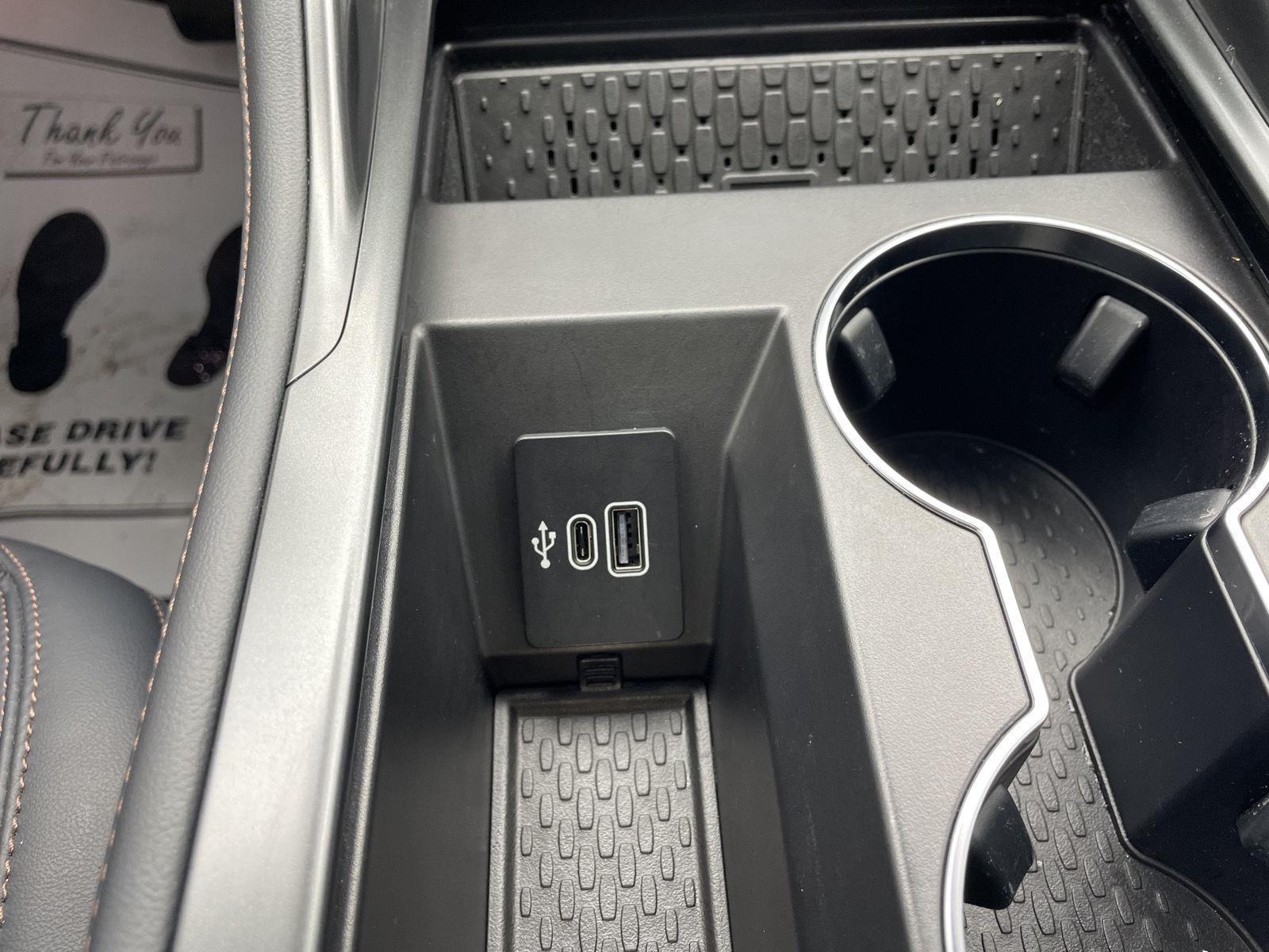 Vehicle photo 32