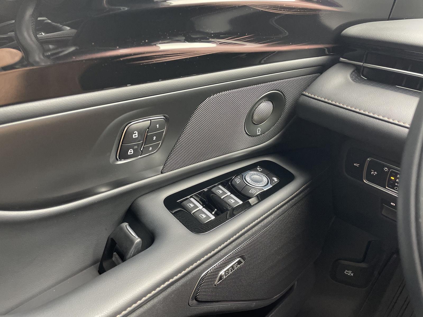 Vehicle photo 33