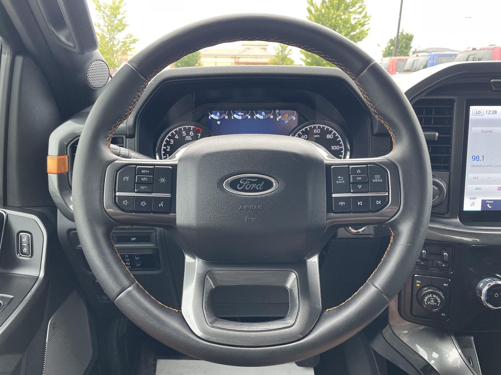 Vehicle photo 12