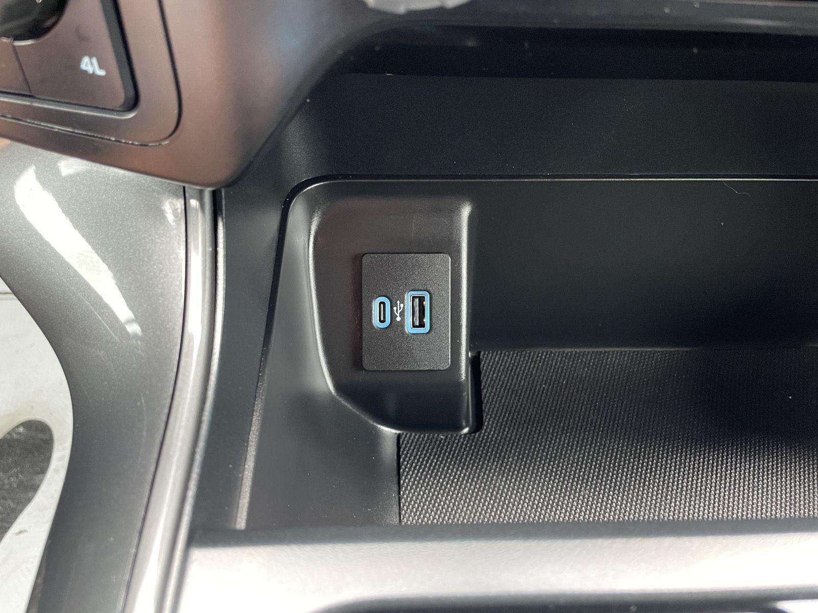 Vehicle photo 28