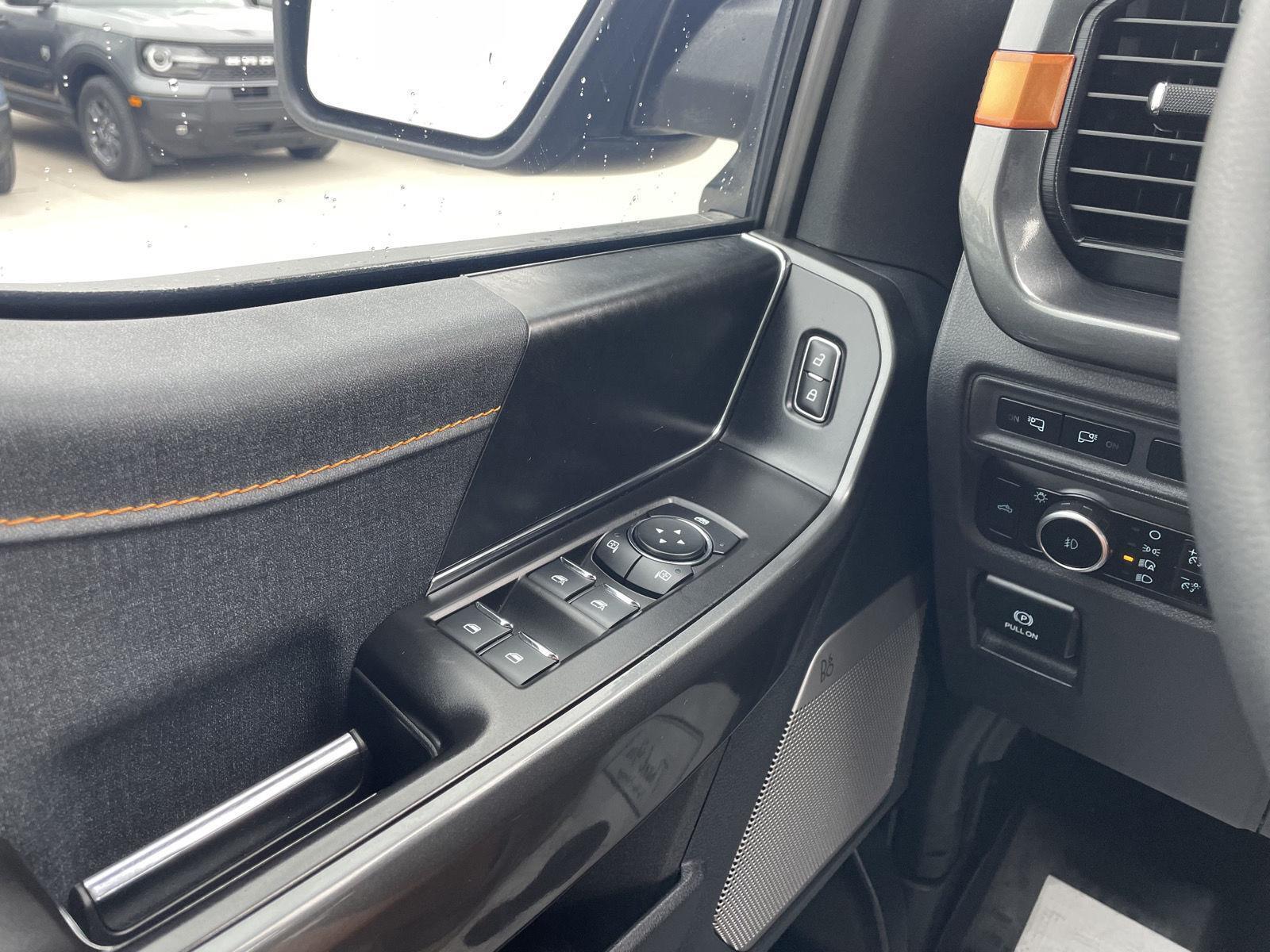 Vehicle photo 32