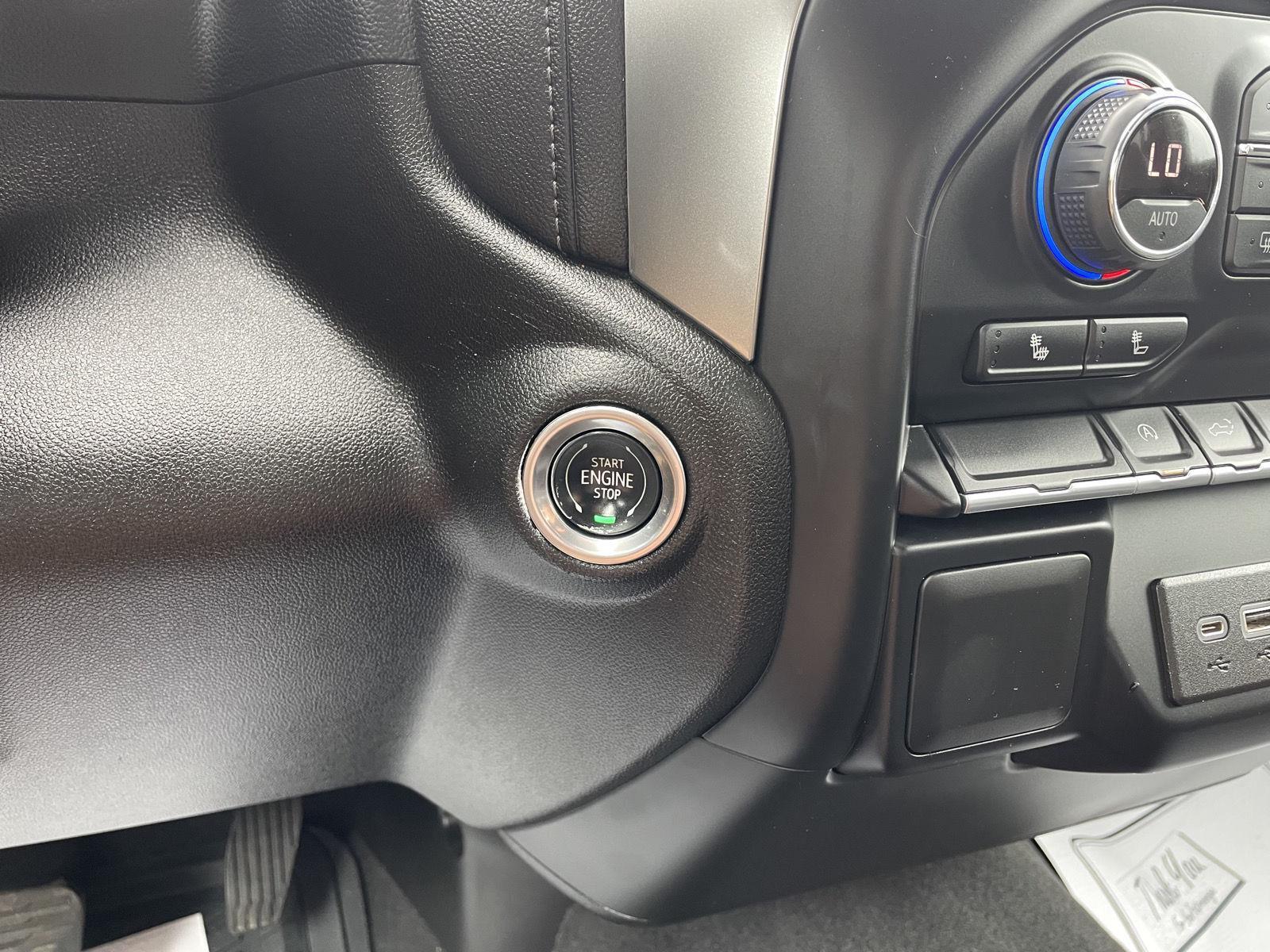 Vehicle photo 24