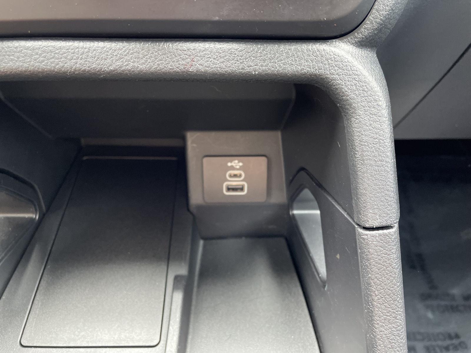 Vehicle photo 24