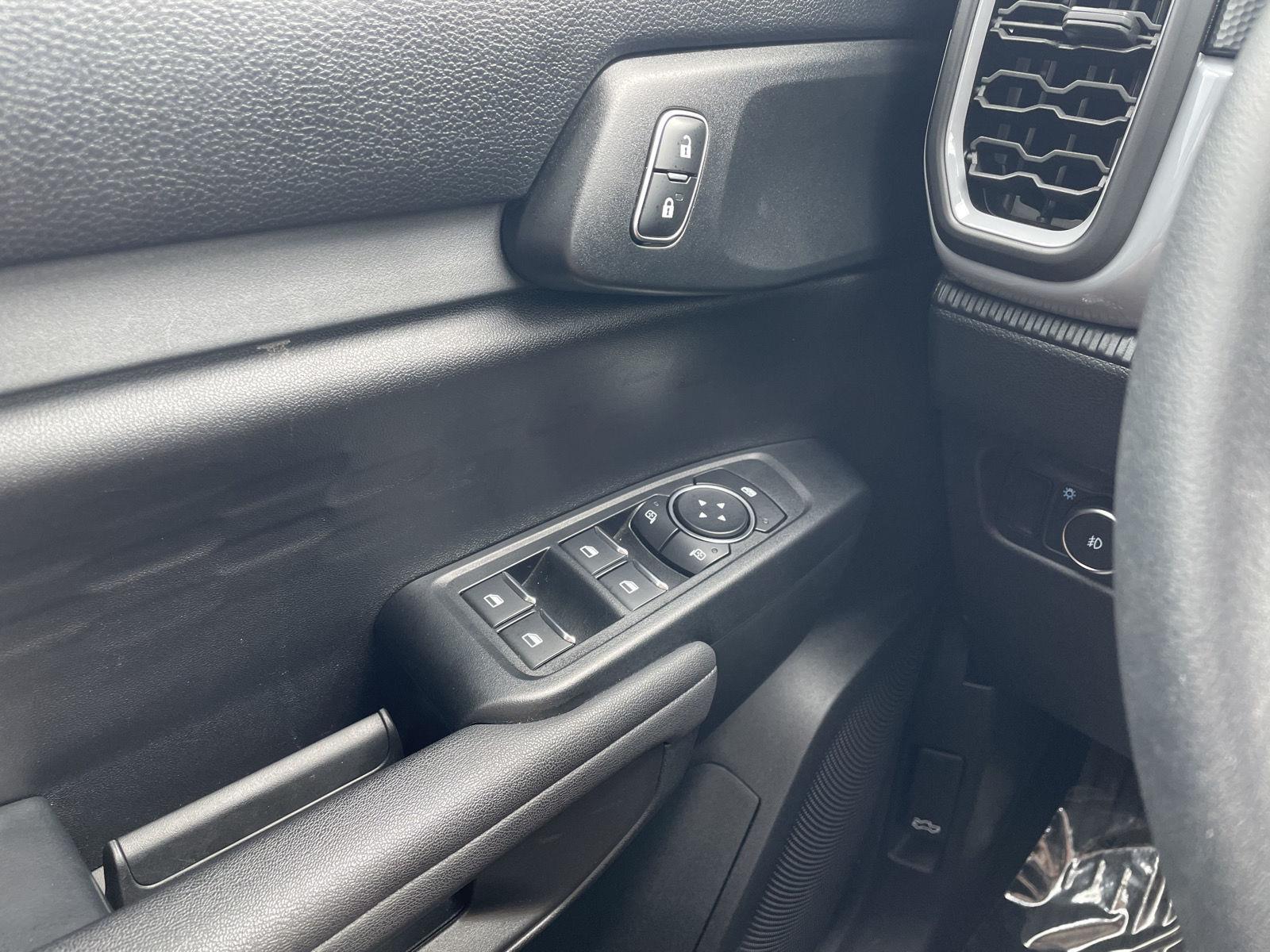 Vehicle photo 25