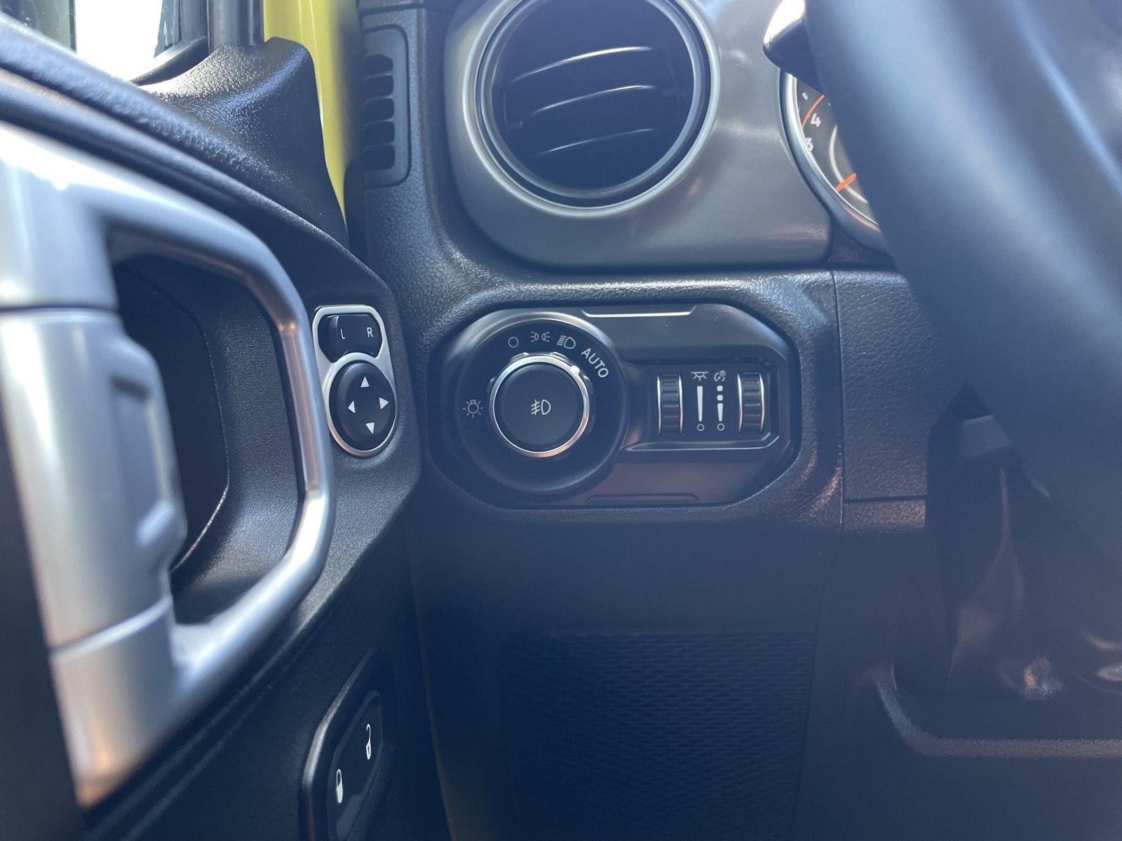 Vehicle photo 14
