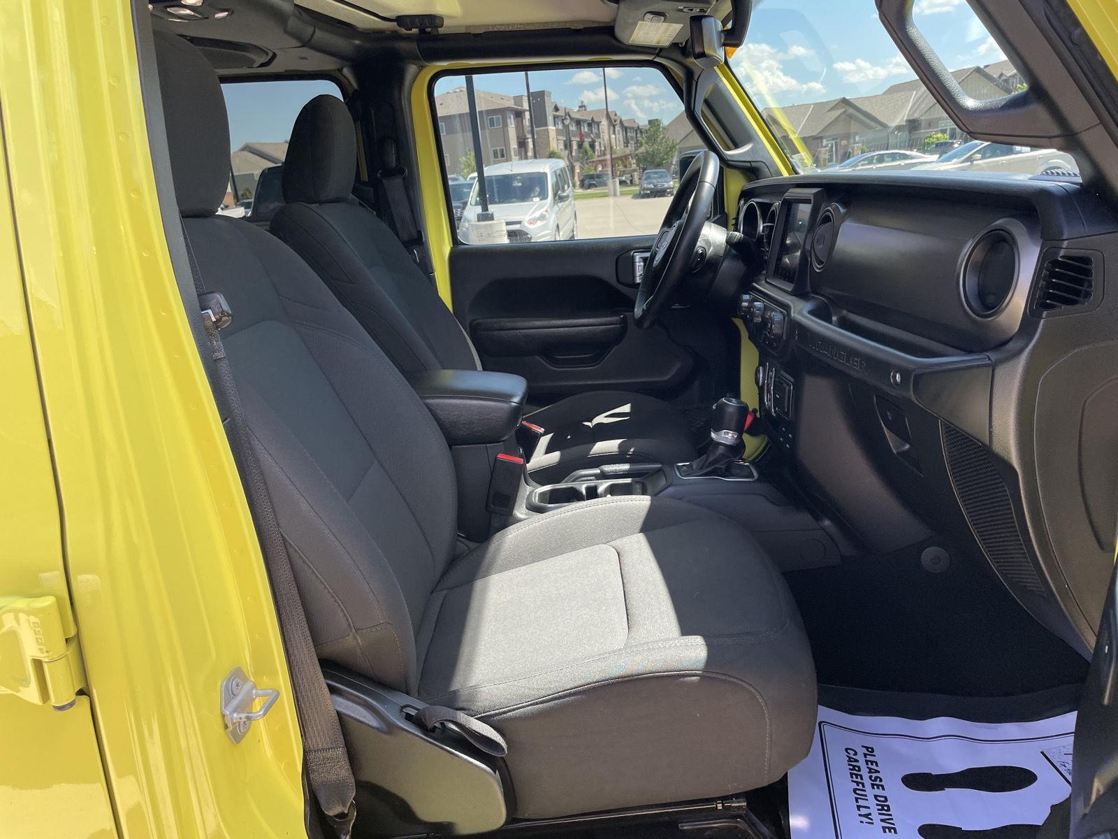 Vehicle photo 17