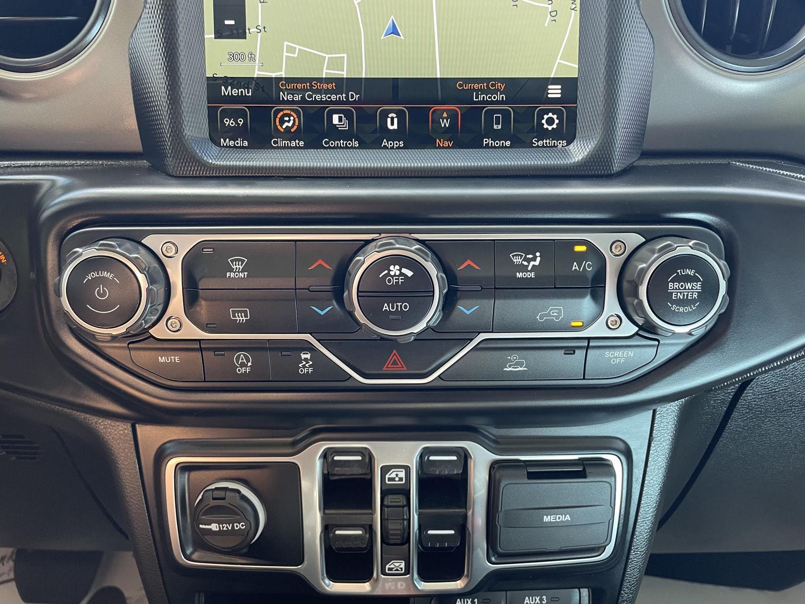 Vehicle photo 24