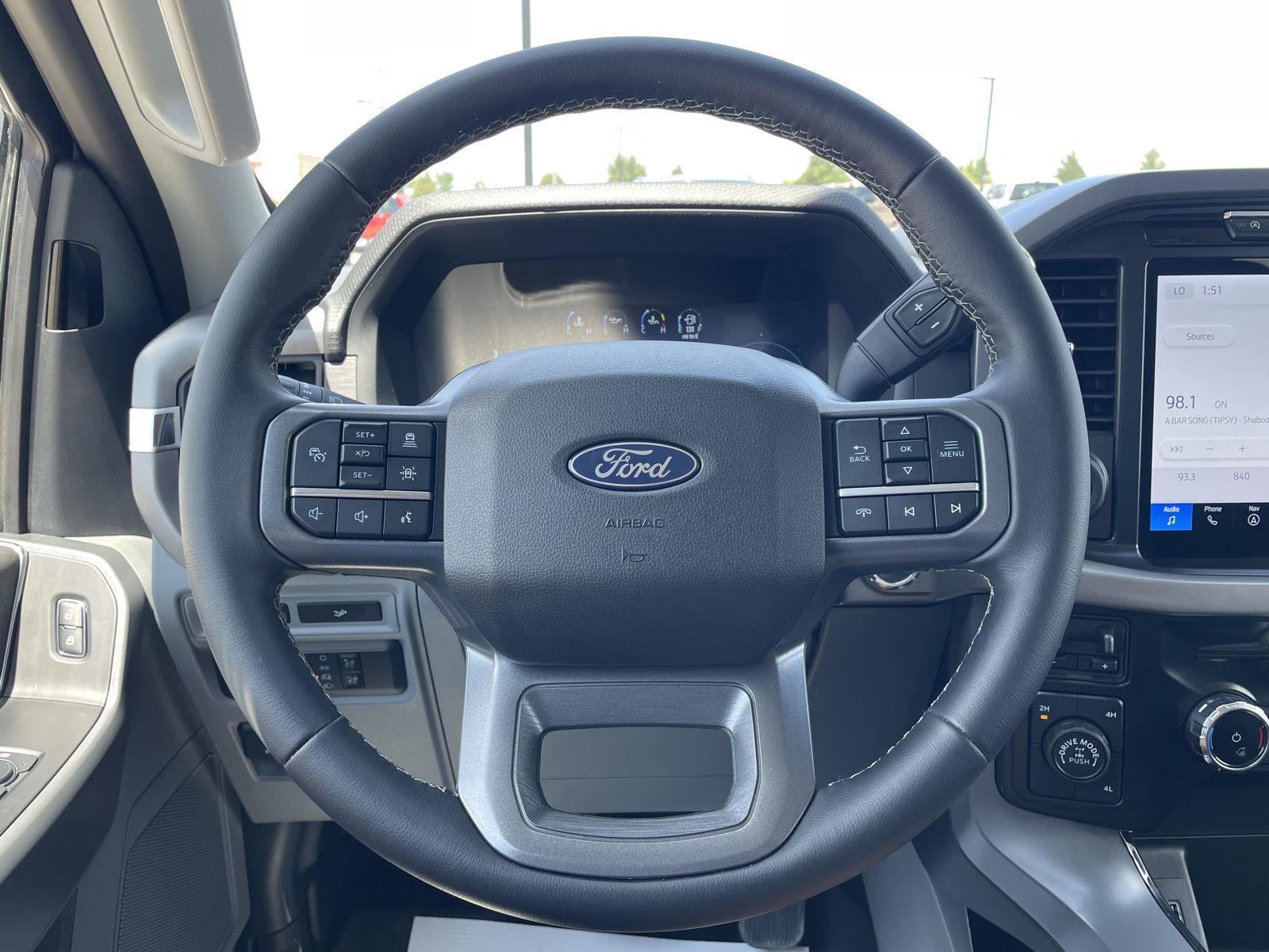 Vehicle photo 12