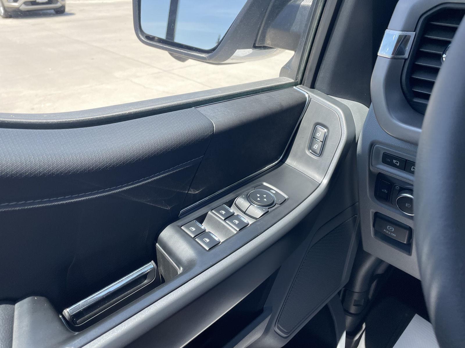 Vehicle photo 33