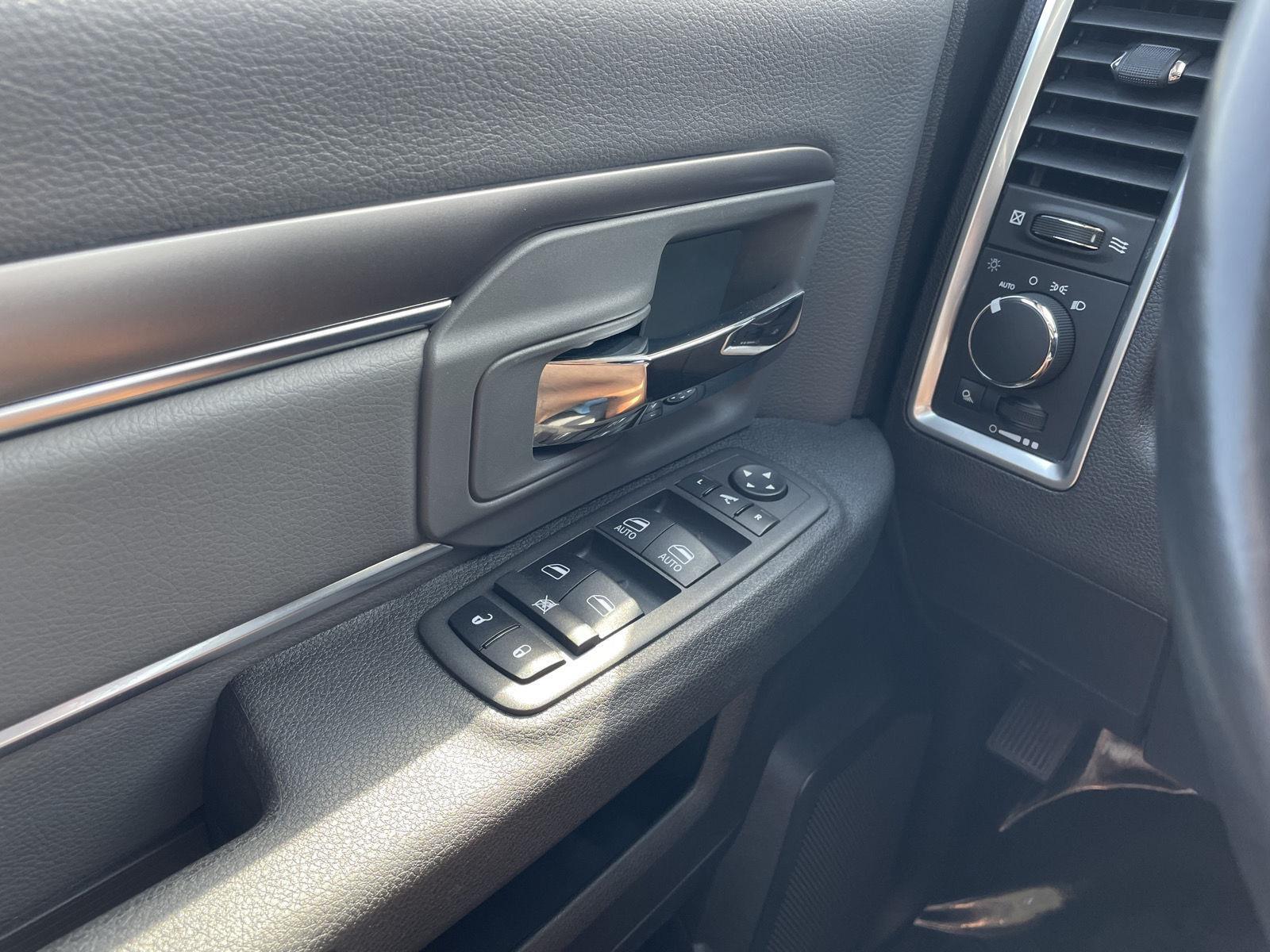 Vehicle photo 28