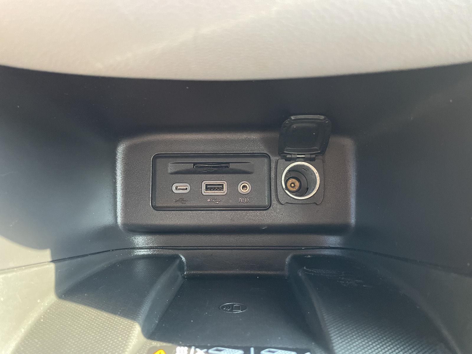 Vehicle photo 28