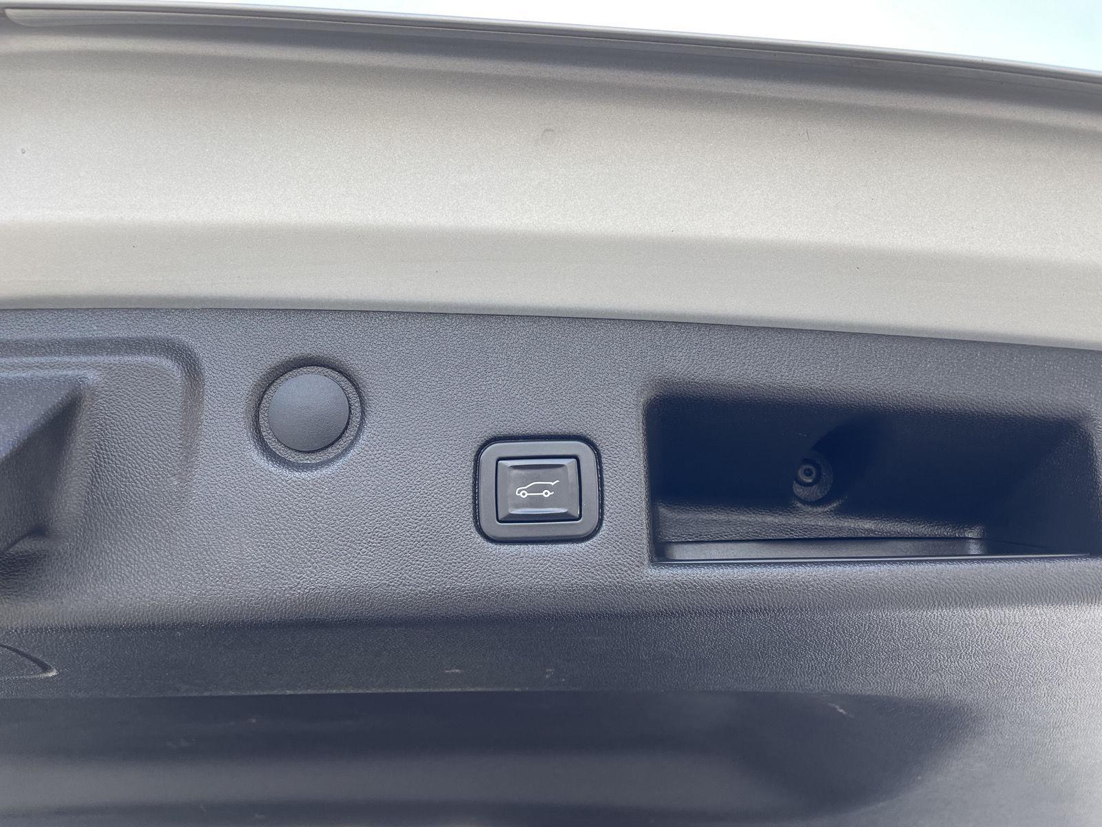 Vehicle photo 37
