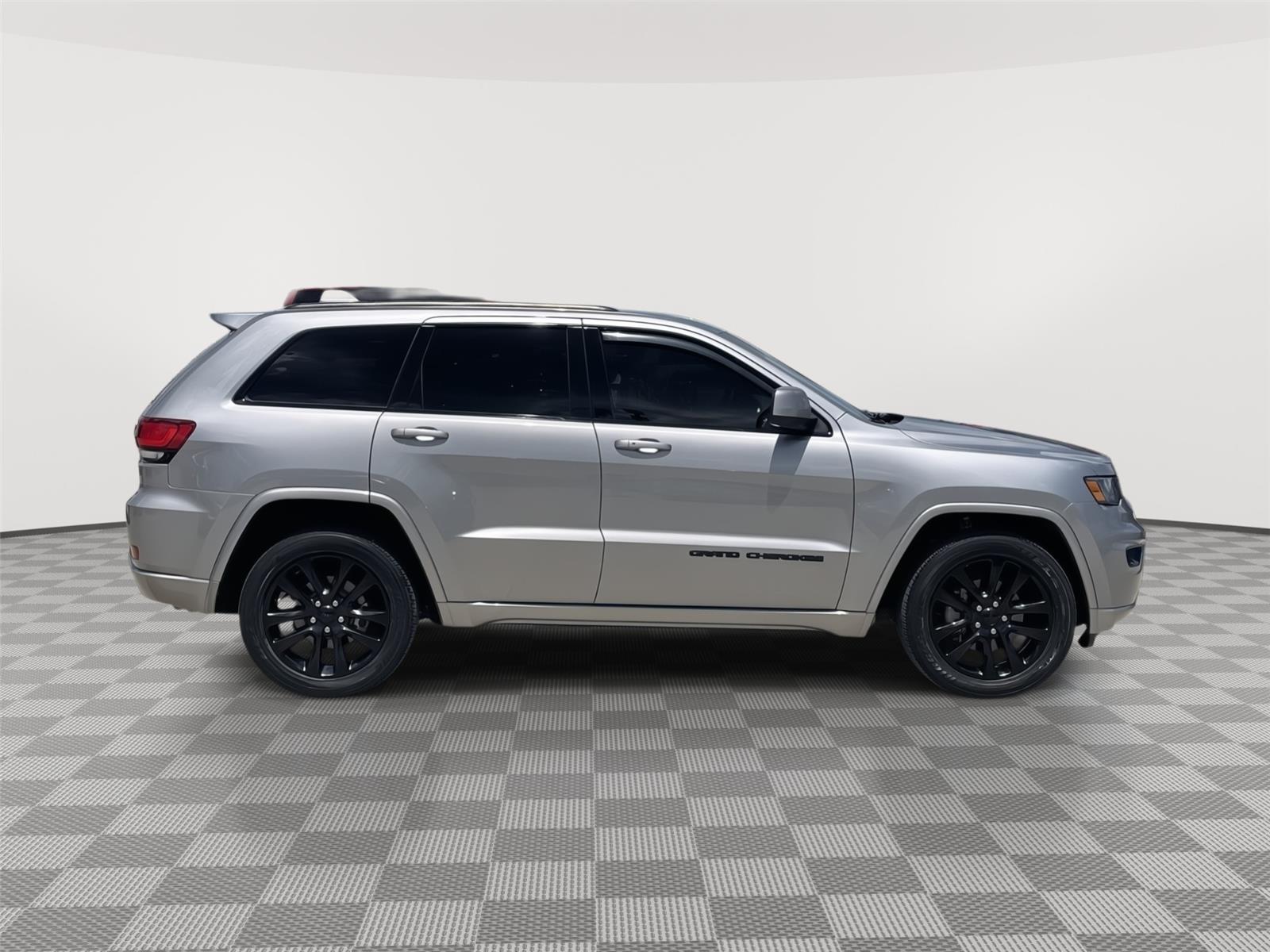 Vehicle photo 6