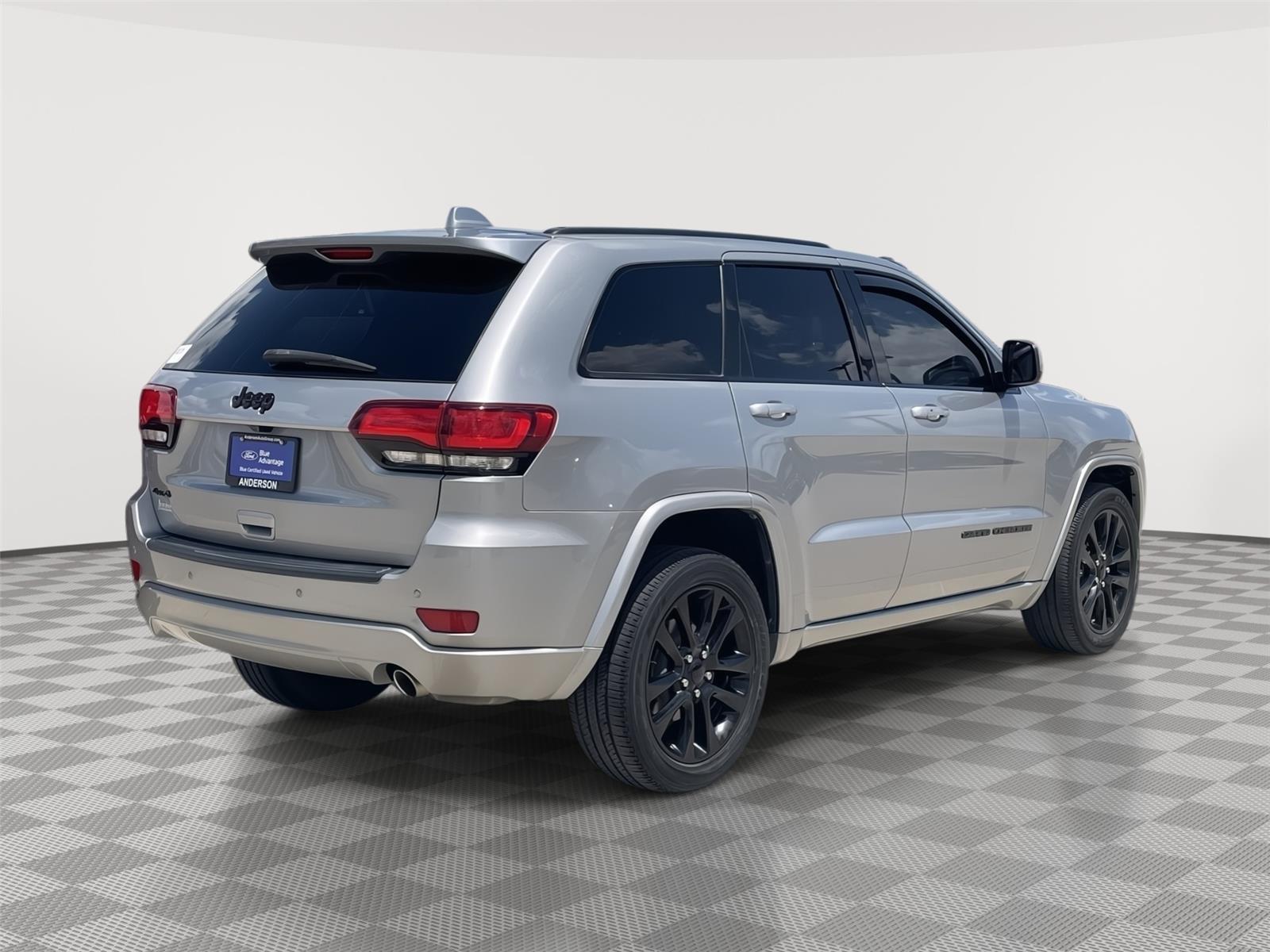 Vehicle photo 7