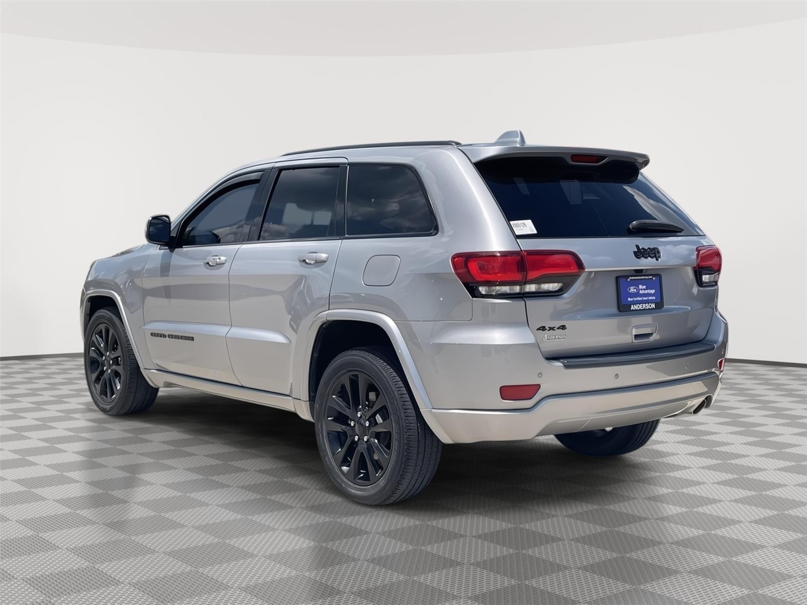 Vehicle photo 9