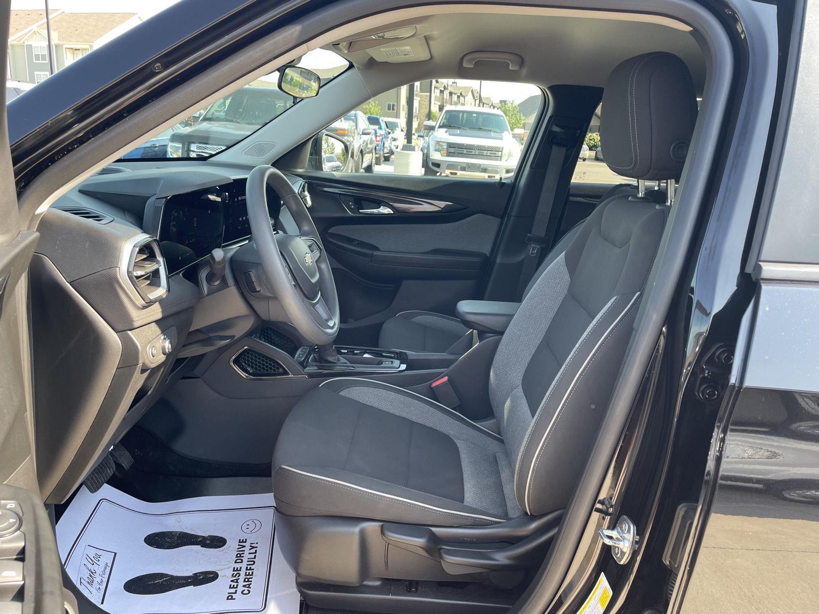 Vehicle photo 16
