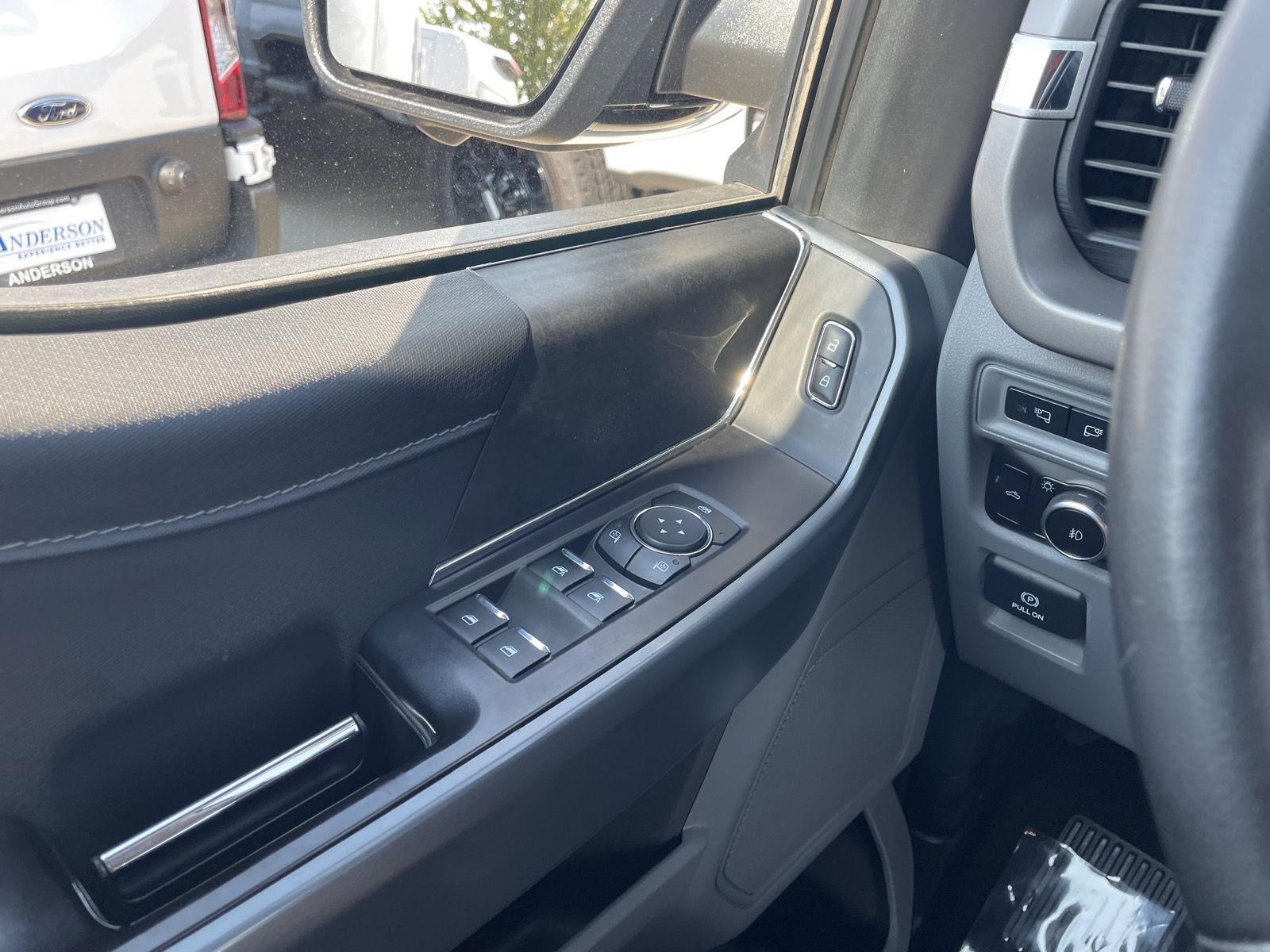Vehicle photo 33