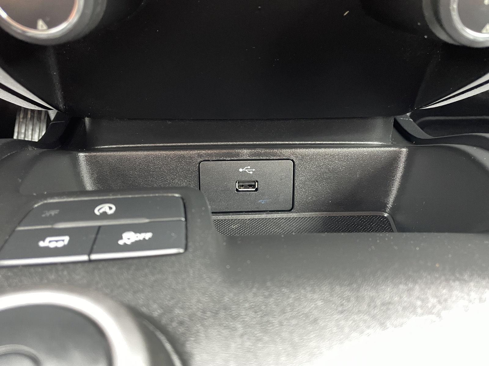 Vehicle photo 26