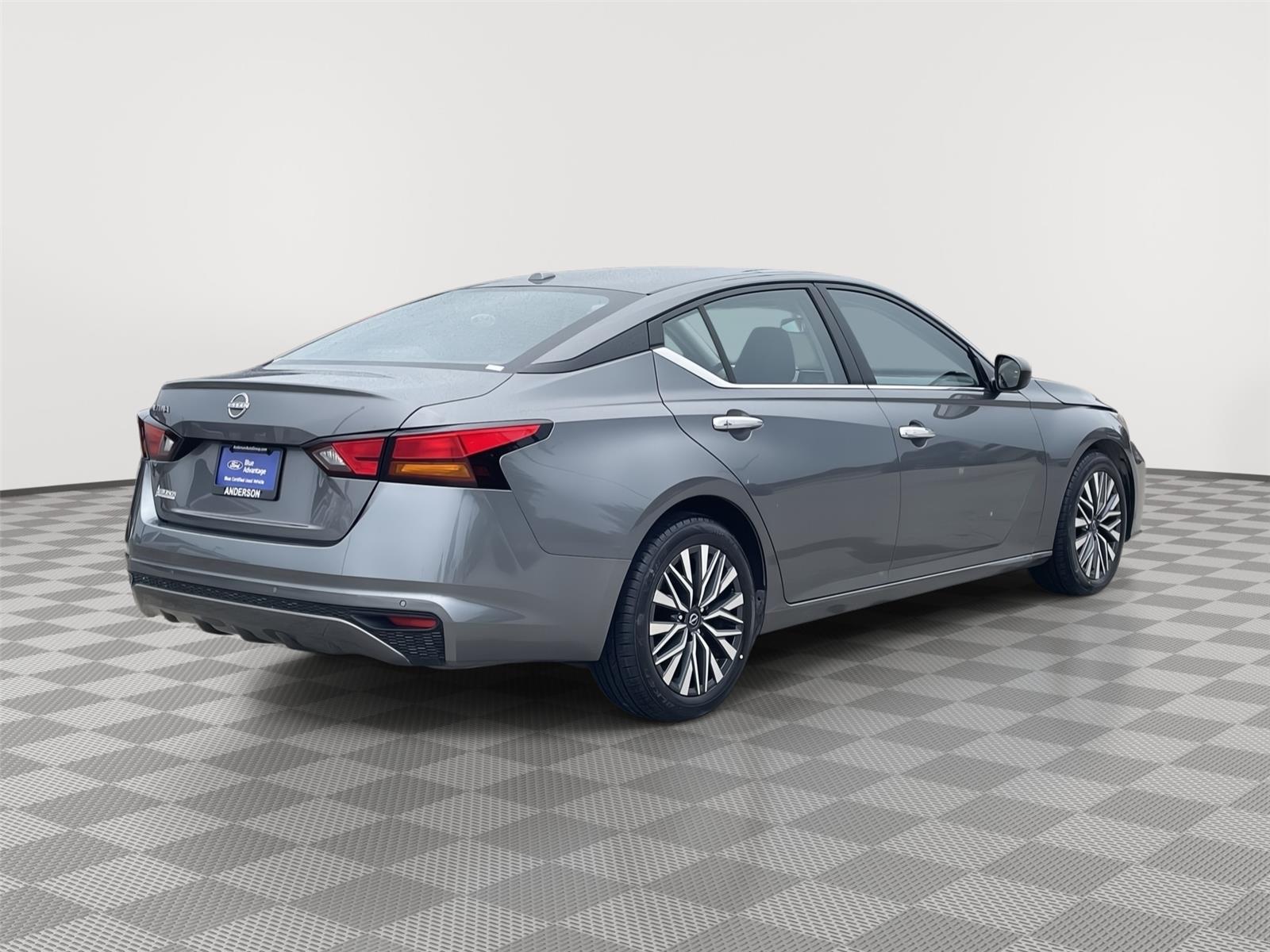Vehicle photo 7