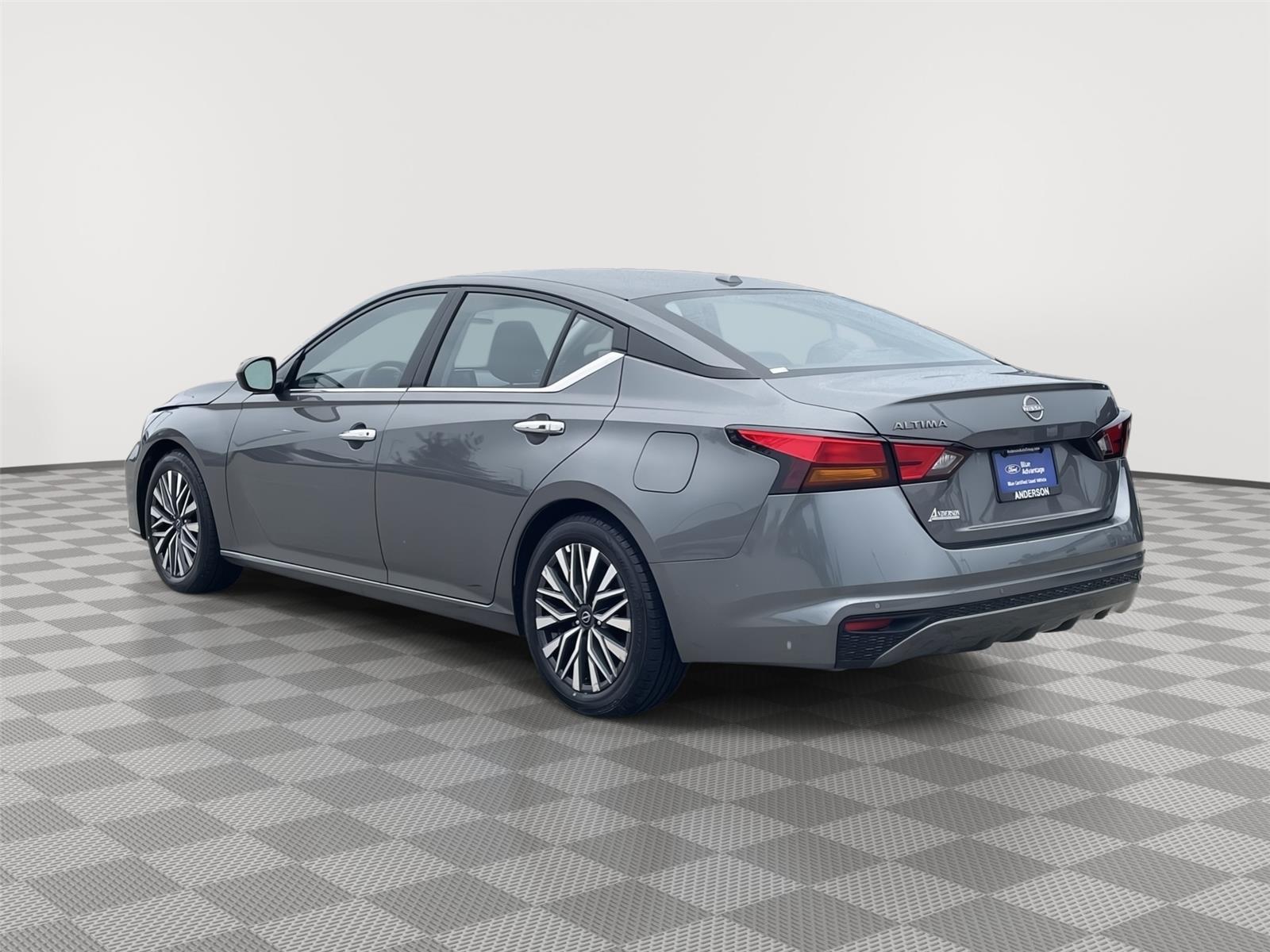 Vehicle photo 9