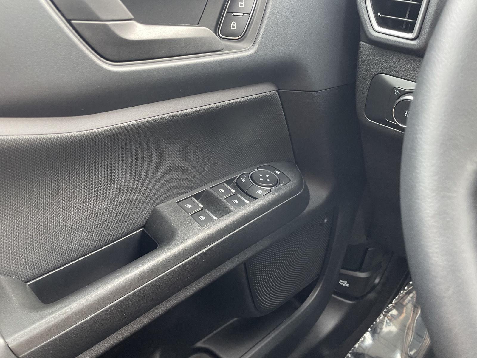 Vehicle photo 30