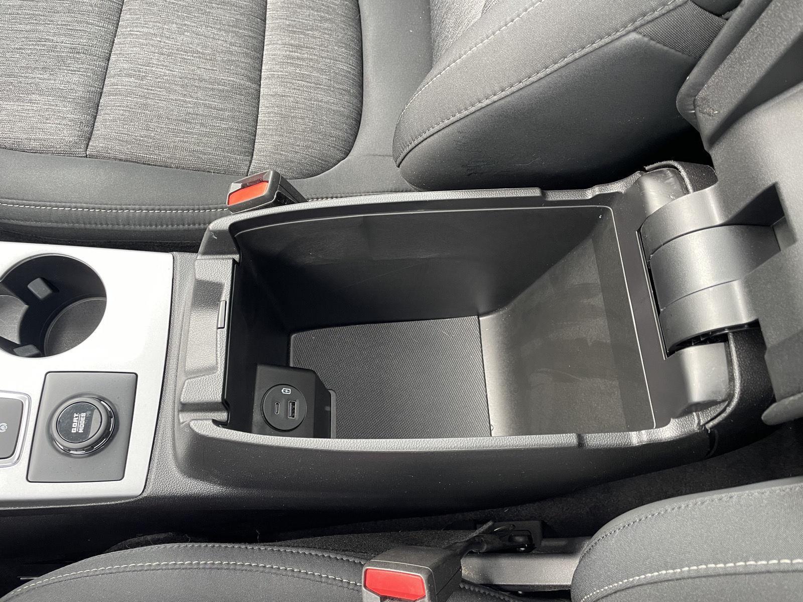Vehicle photo 32