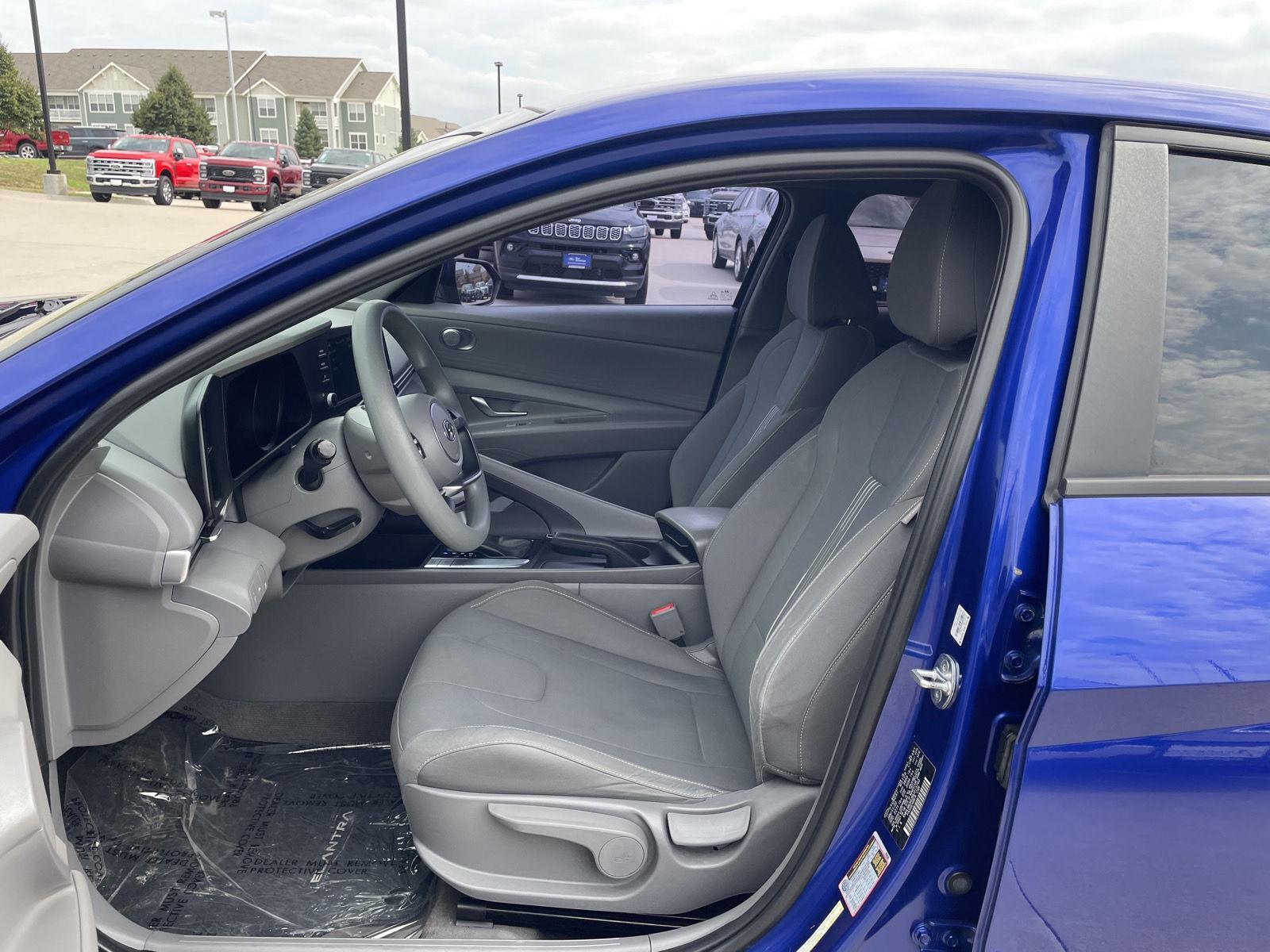 Vehicle photo 17
