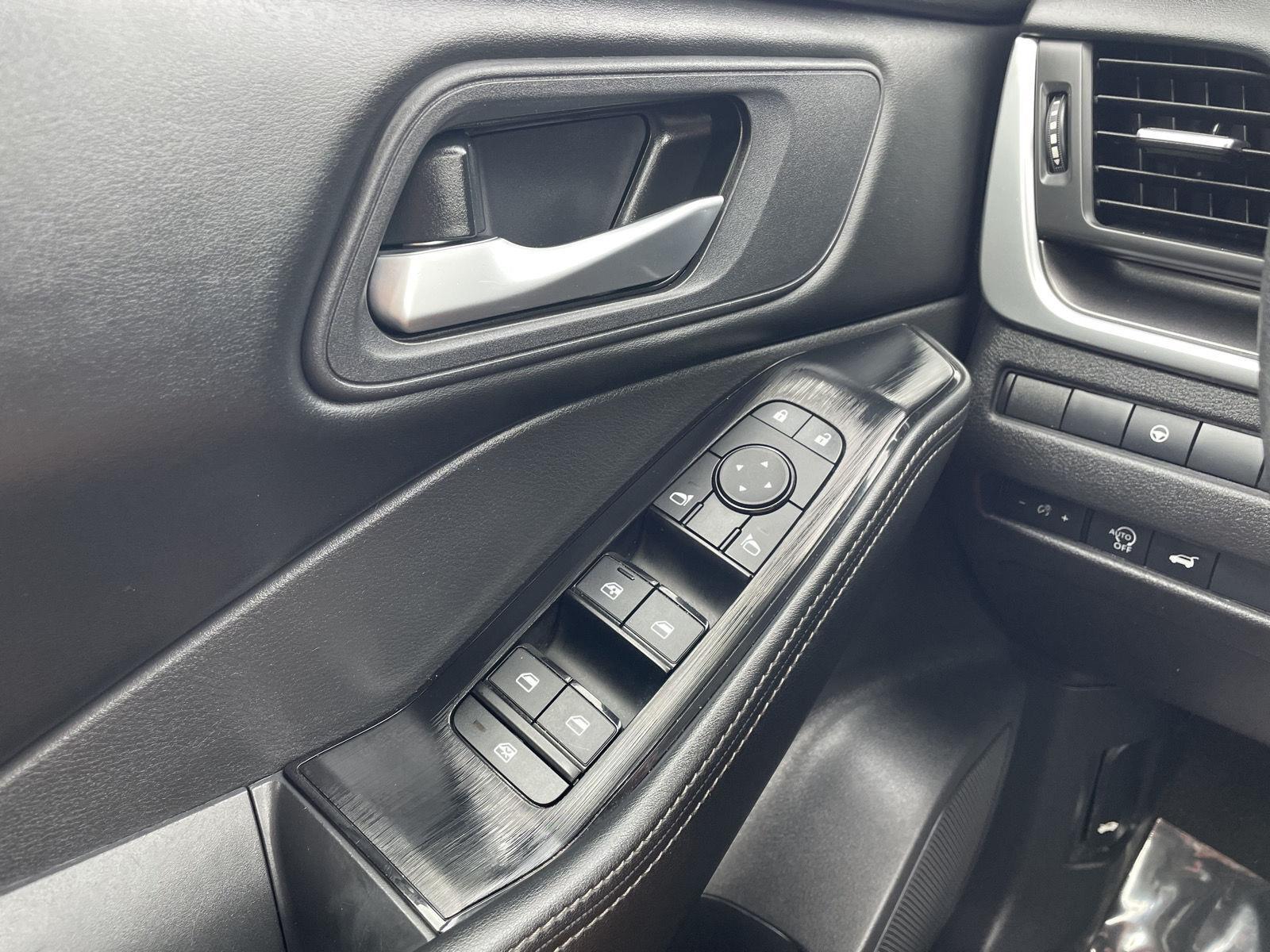 Vehicle photo 28