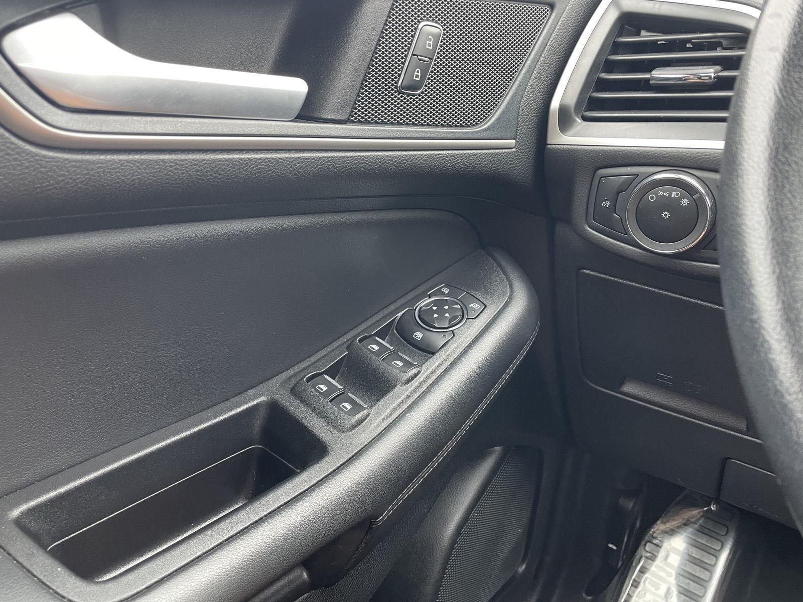 Vehicle photo 28