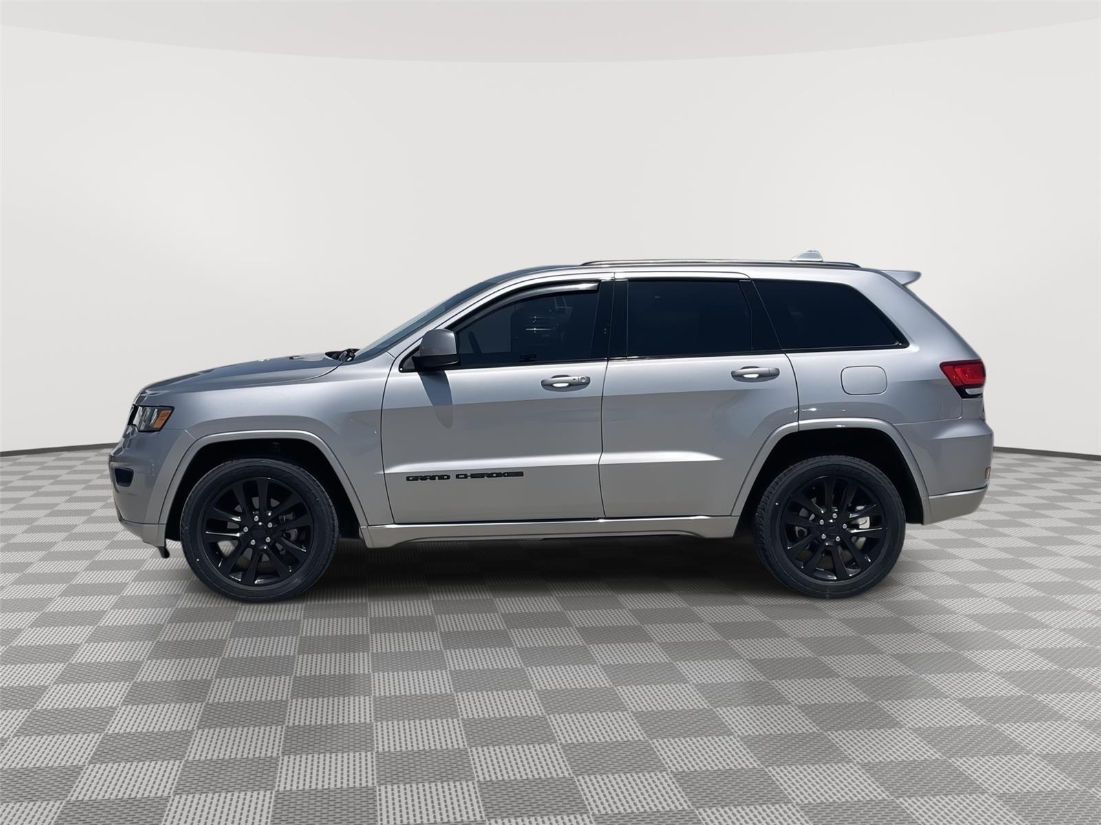 Vehicle photo 2