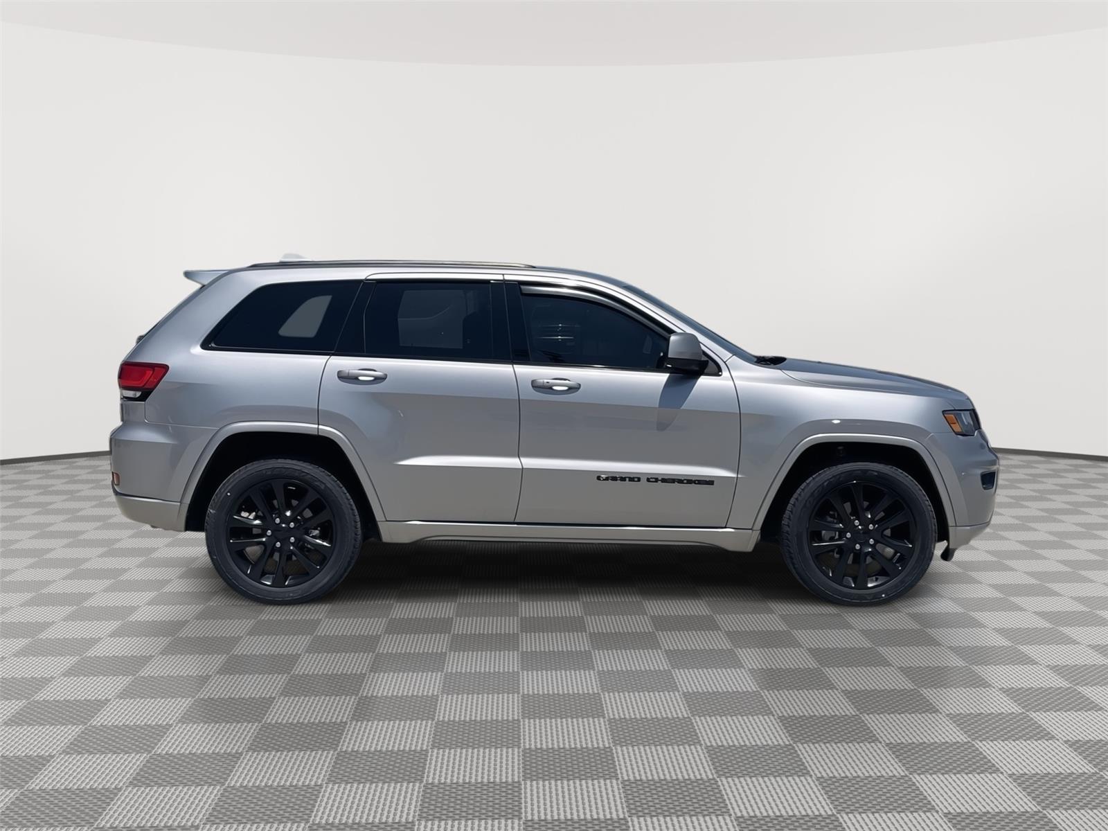 Vehicle photo 6