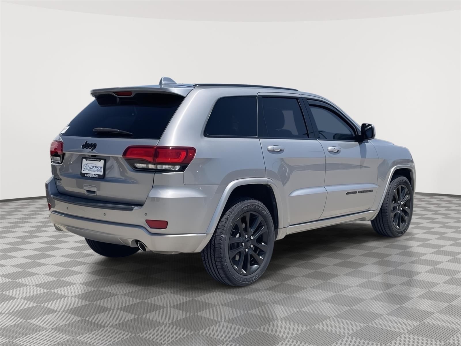 Vehicle photo 7