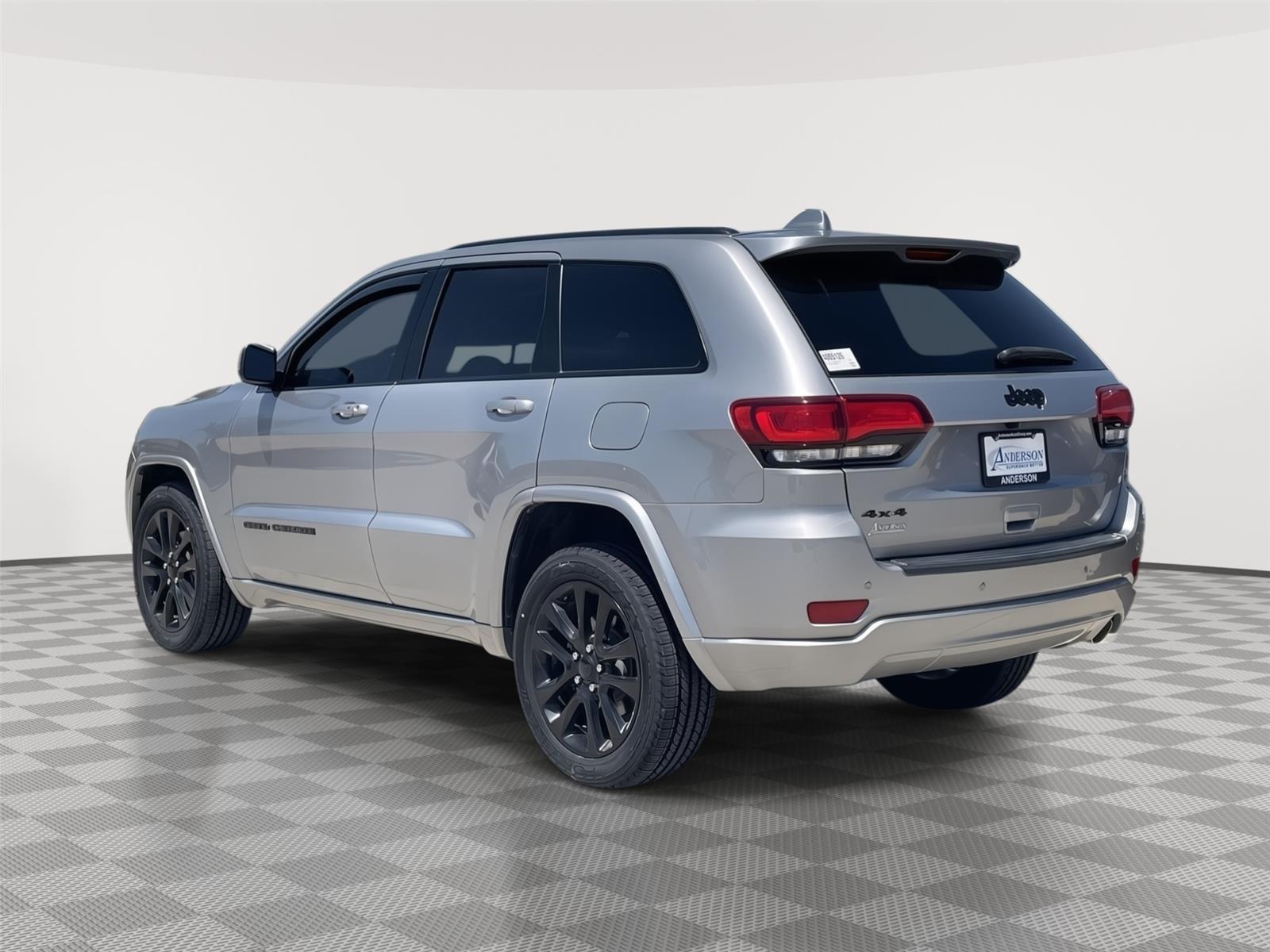 Vehicle photo 9