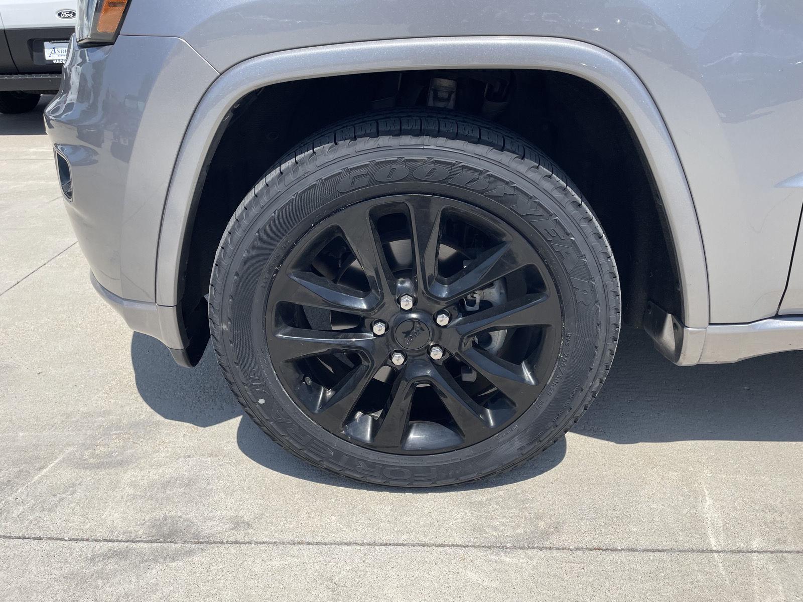 Vehicle photo 10