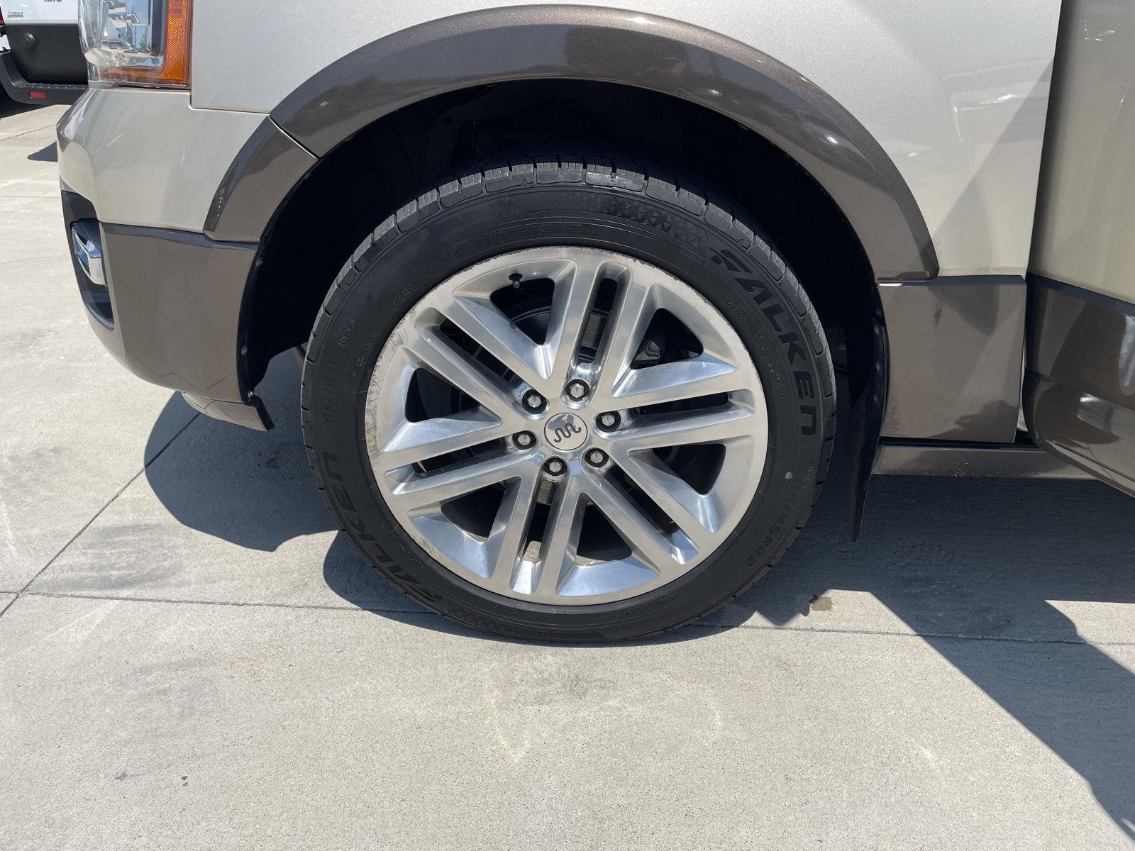 Vehicle photo 10