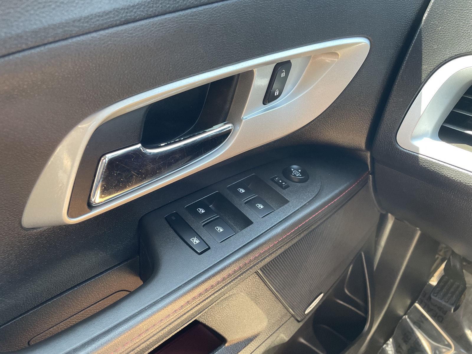 Vehicle photo 26