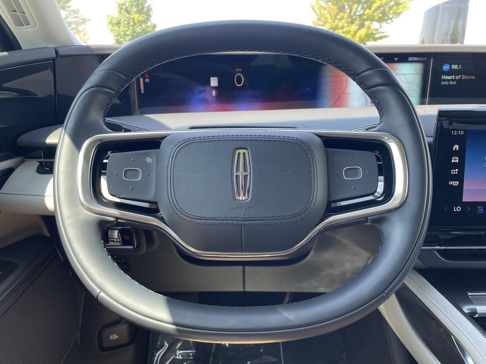 Vehicle photo 12
