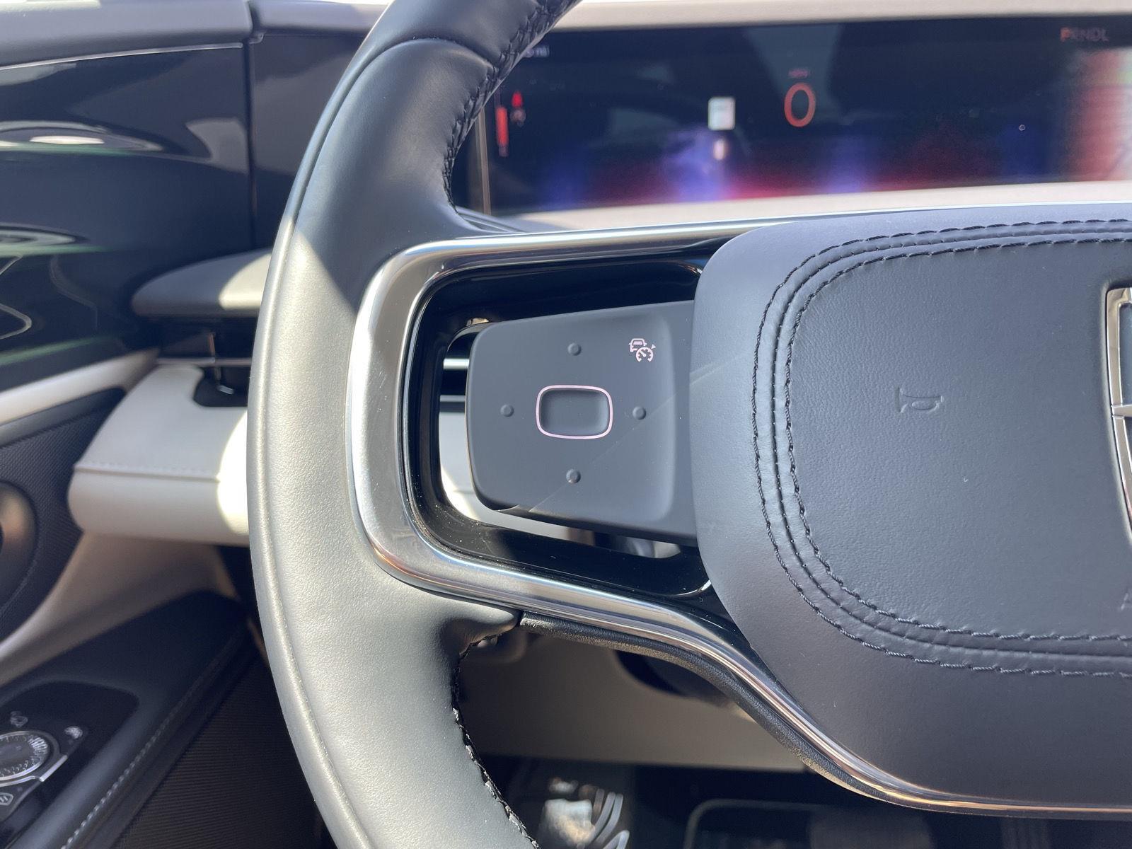 Vehicle photo 13