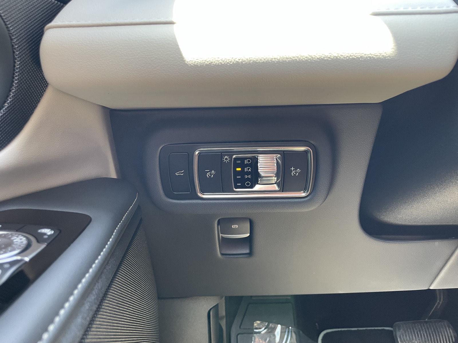 Vehicle photo 15