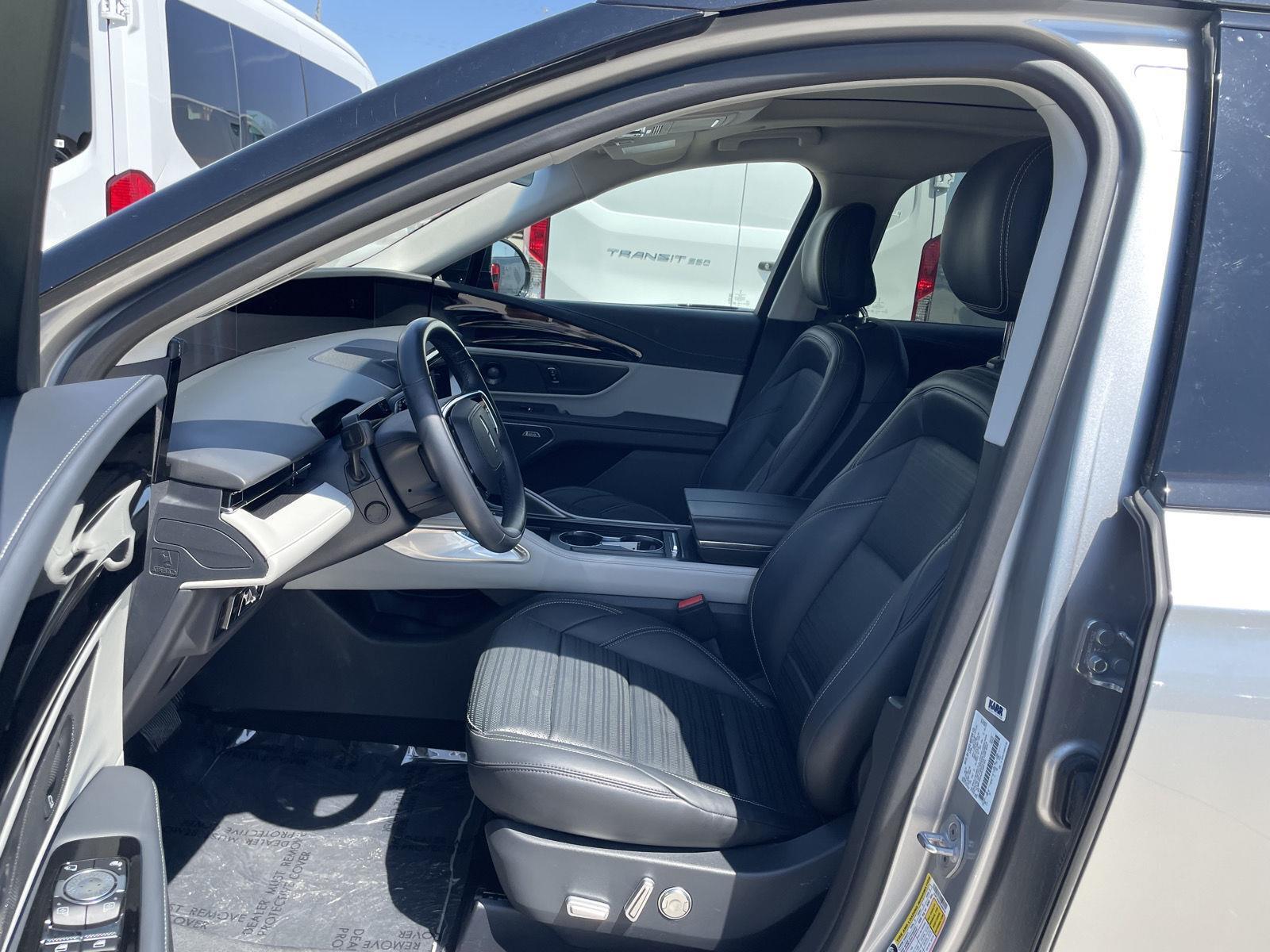 Vehicle photo 16