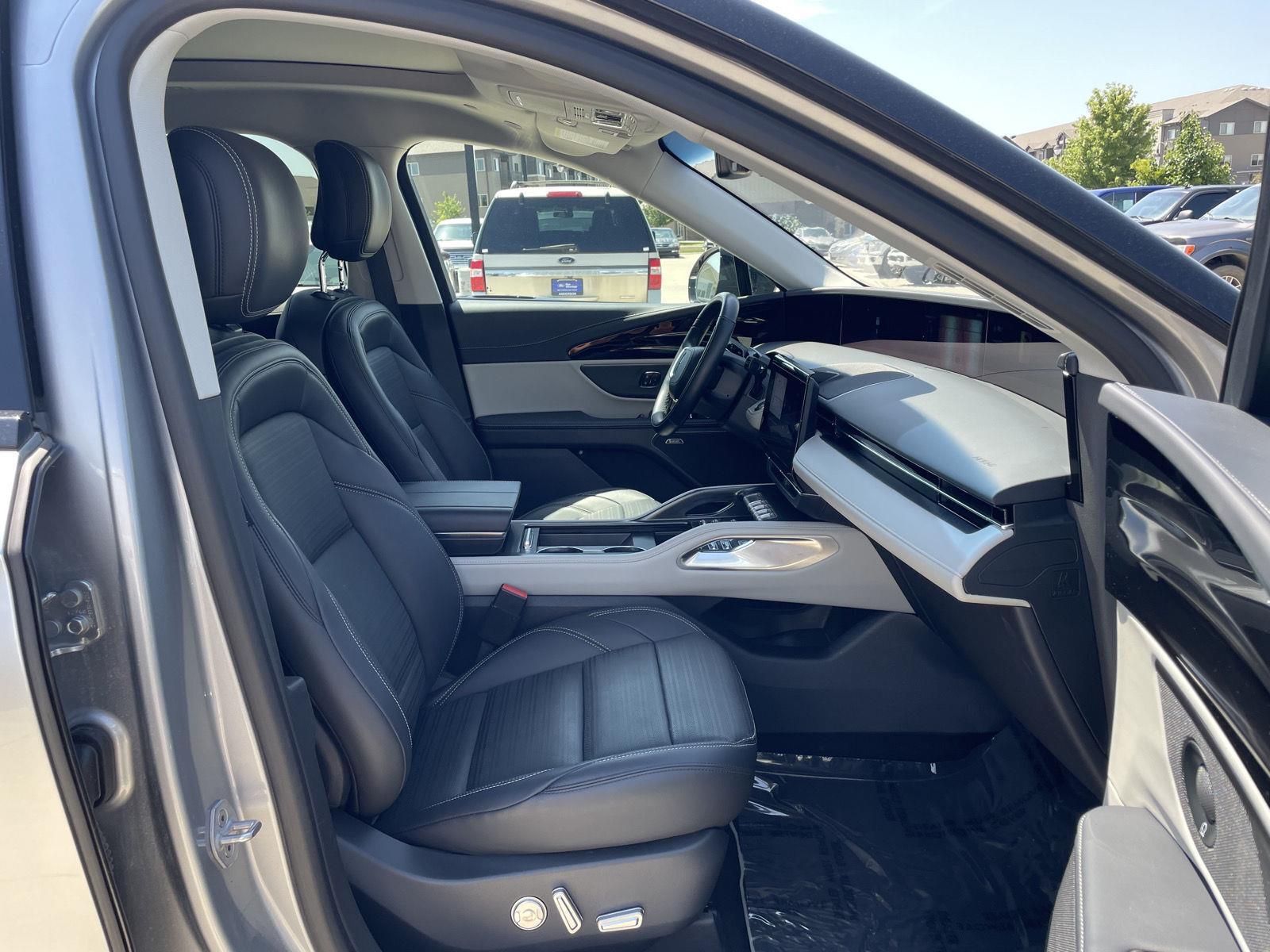 Vehicle photo 18
