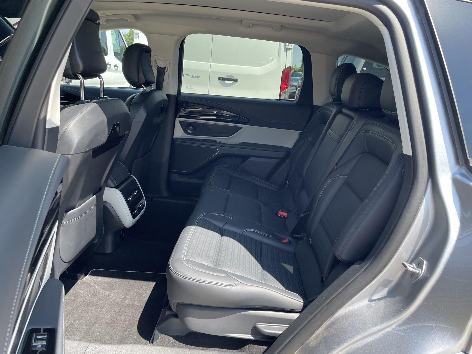 Vehicle photo 19