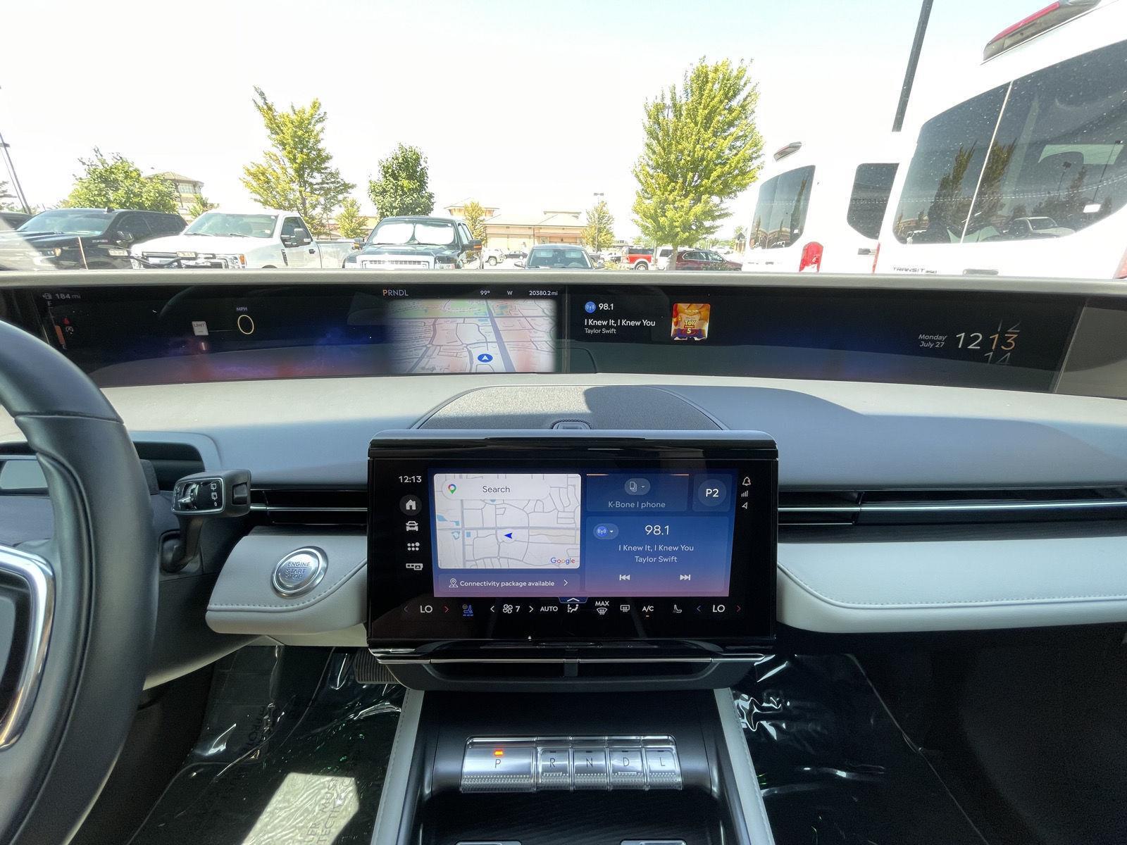 Vehicle photo 23