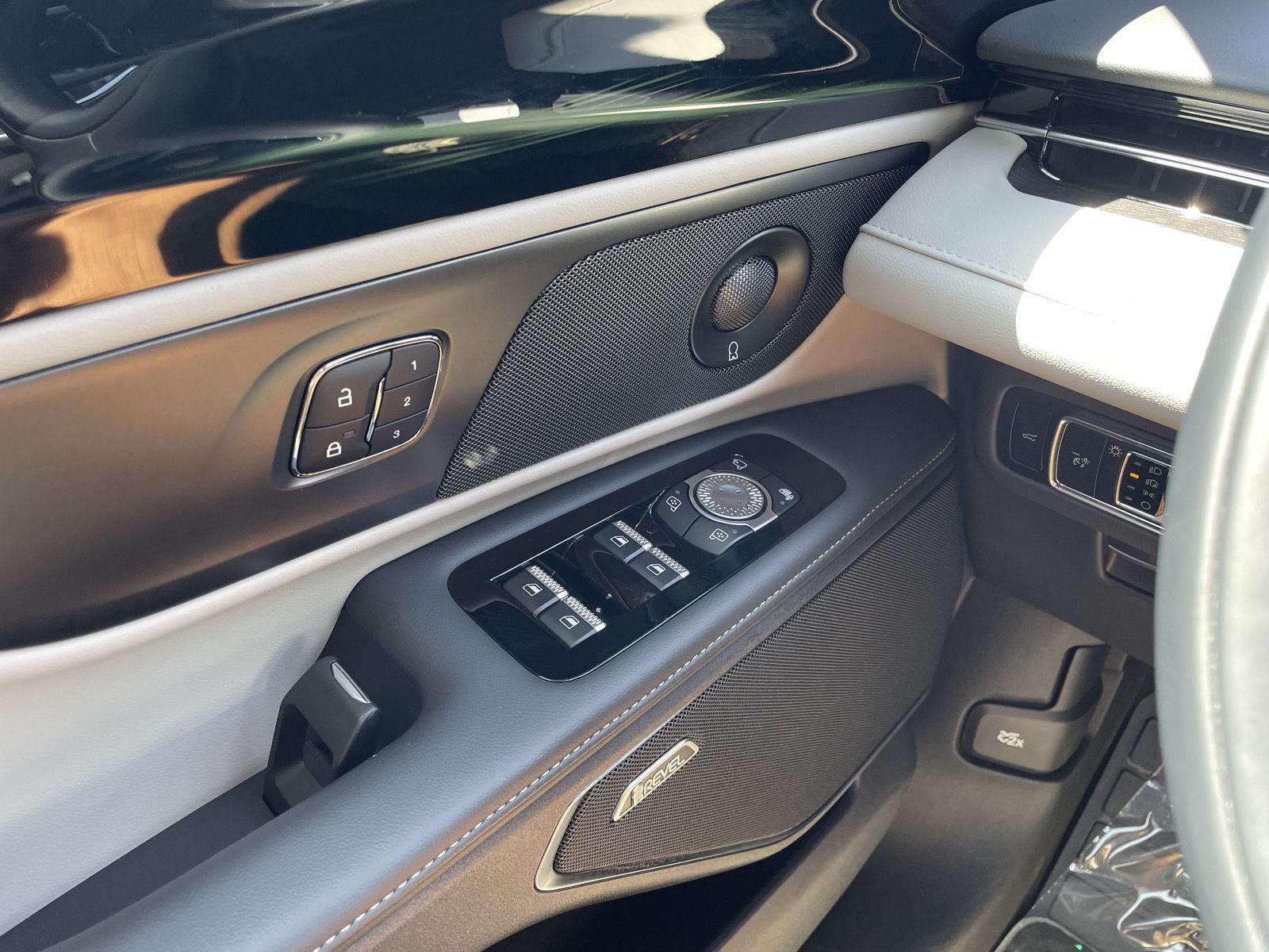 Vehicle photo 33