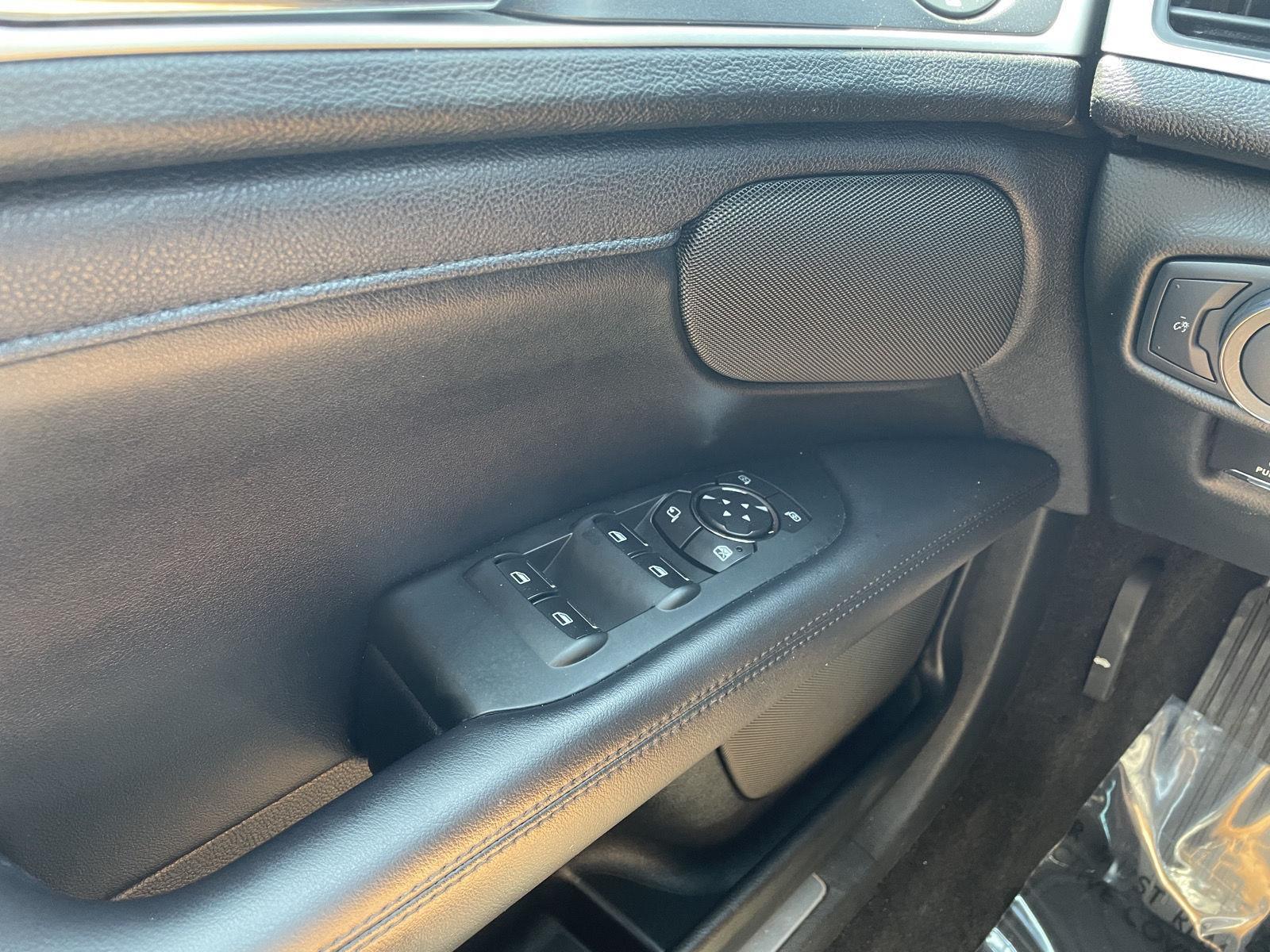 Vehicle photo 29