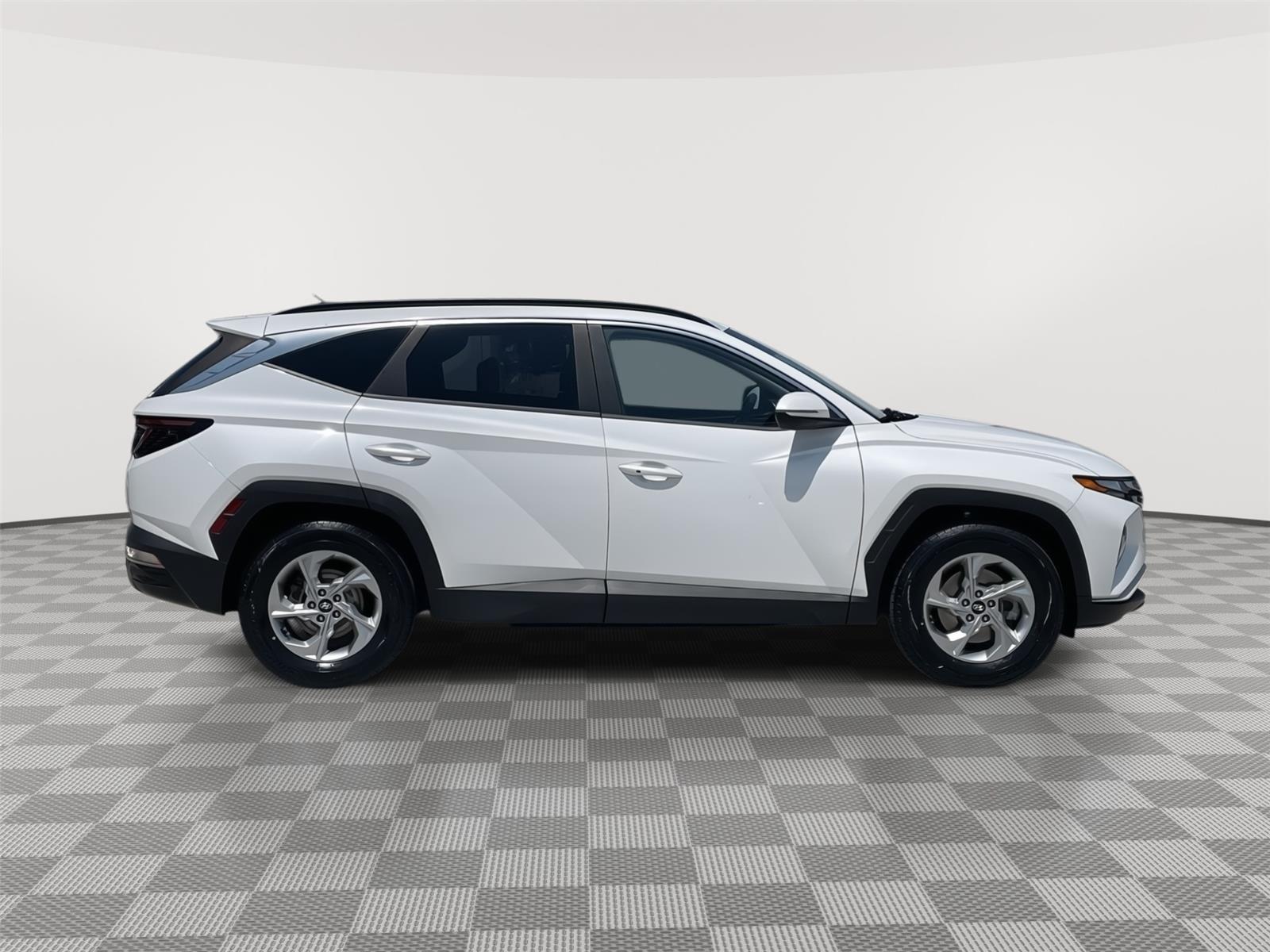 Vehicle photo 6