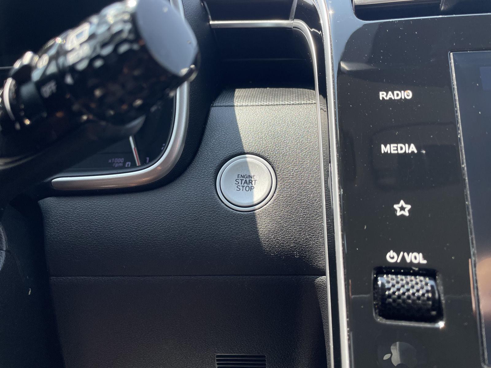 Vehicle photo 24