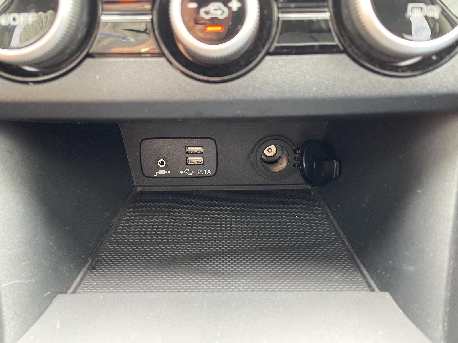 Vehicle photo 29